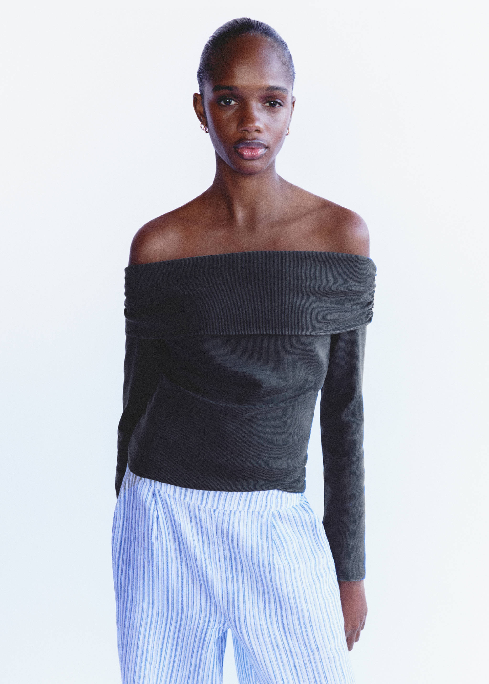 Off-shoulder T-shirt - Details of the article 5