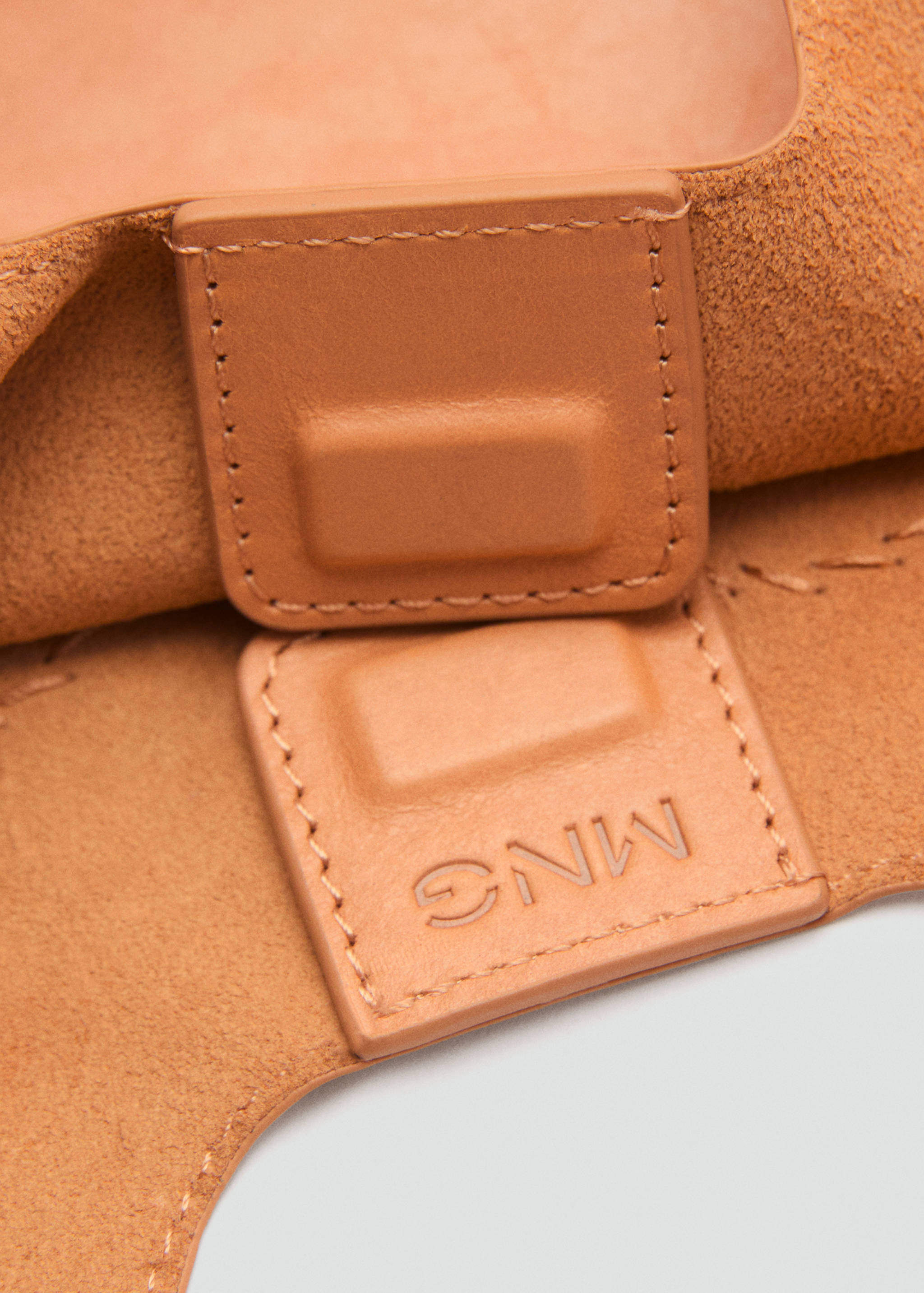 Leder-Schultertasche mit Spiegel-Pailletten - Detail des Artikels 2