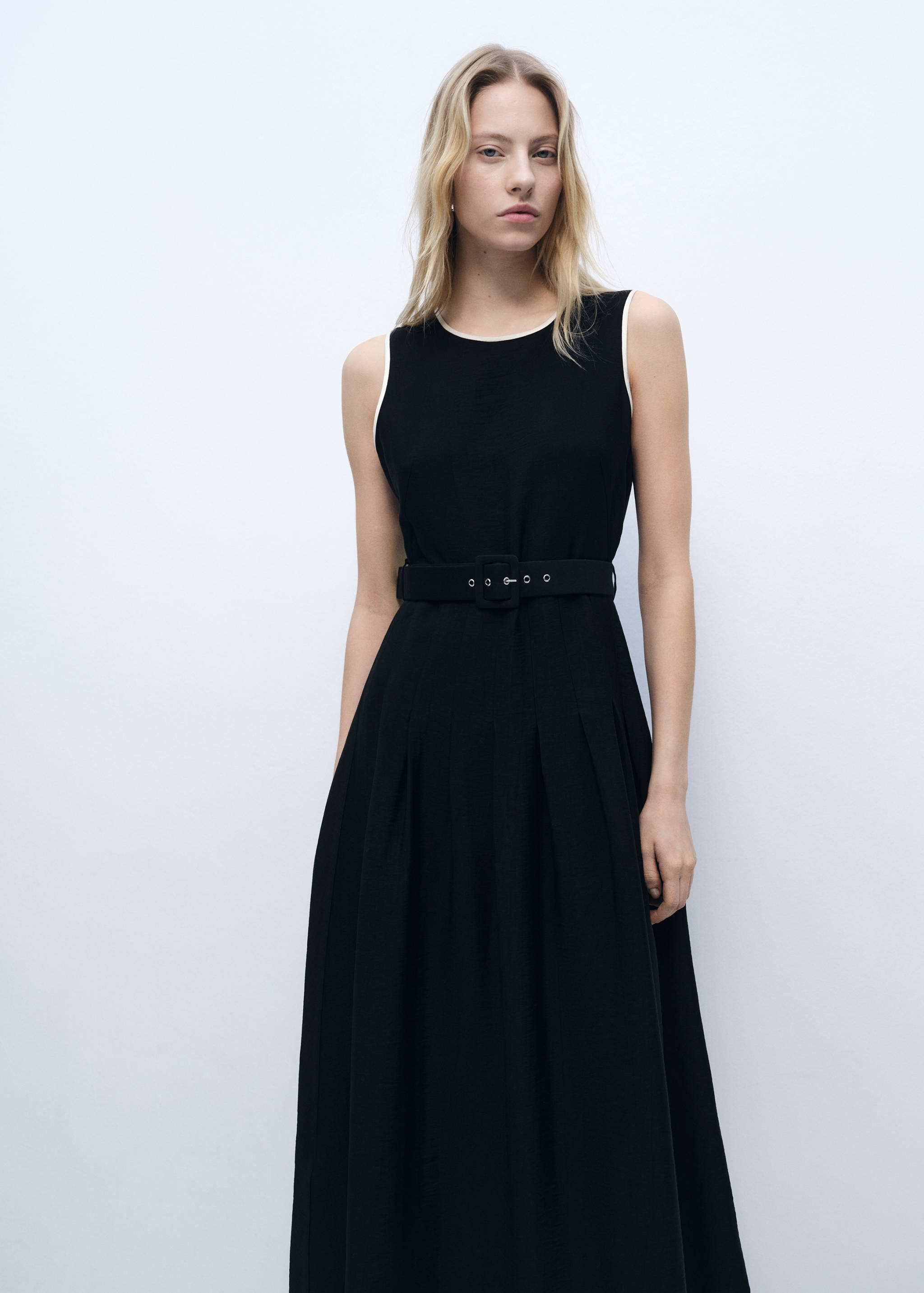 Vestido midi evasé cinturón - Plano medio