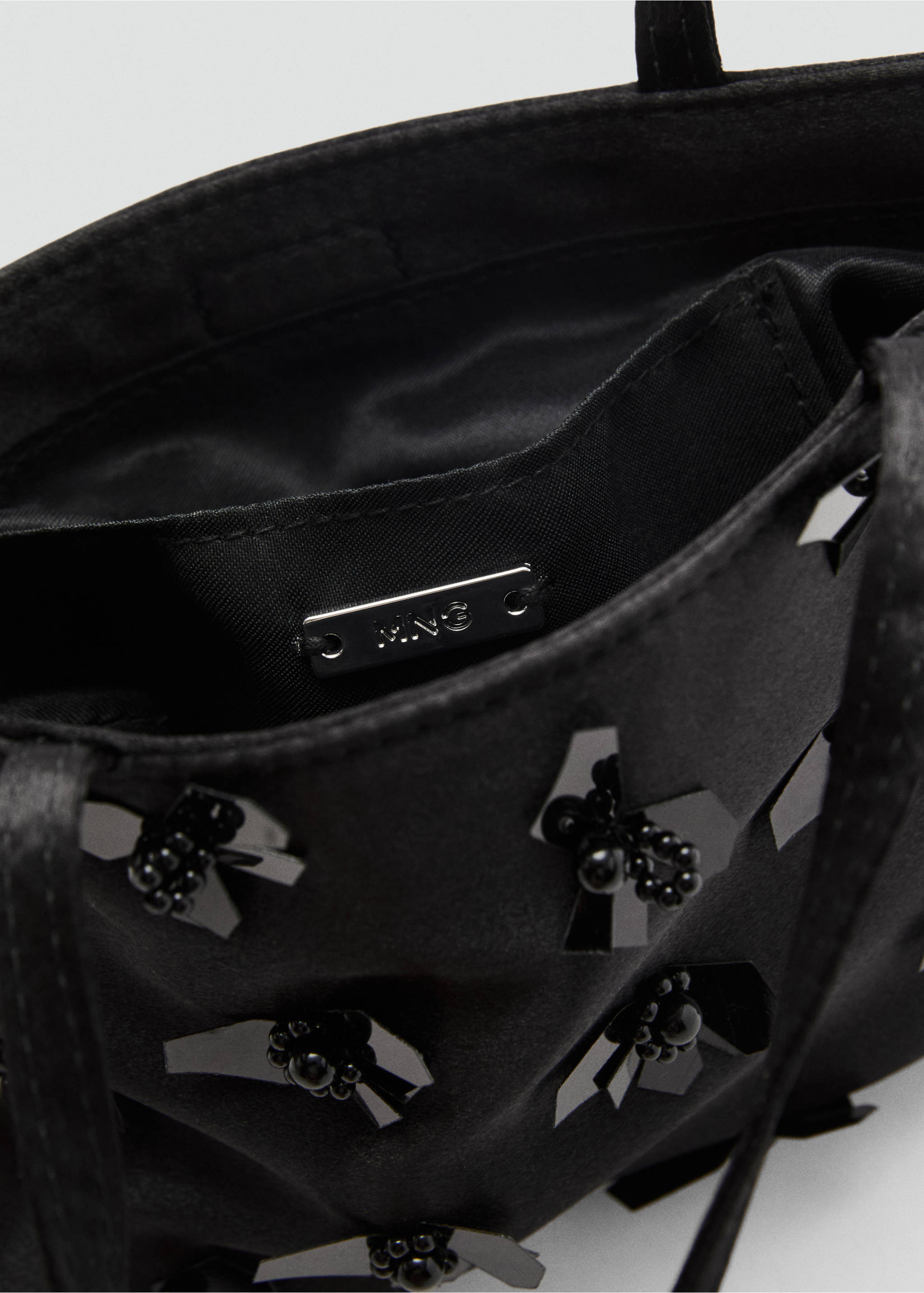 Sac à main avec application de fleurs - Détail de l'article 2, Noir. Ref: 87005747-00.