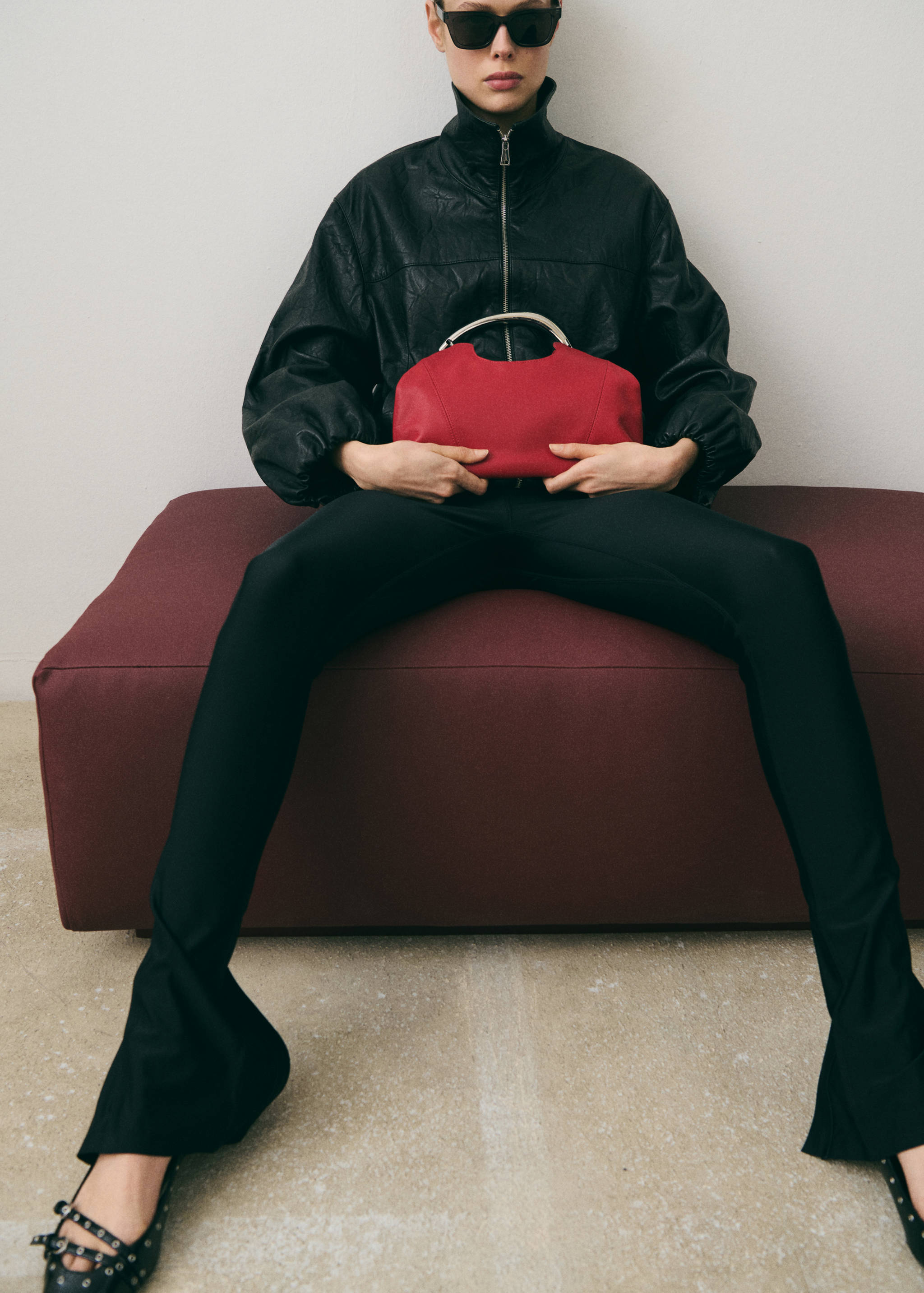 Leather shoulder bag with metal handle - General plane