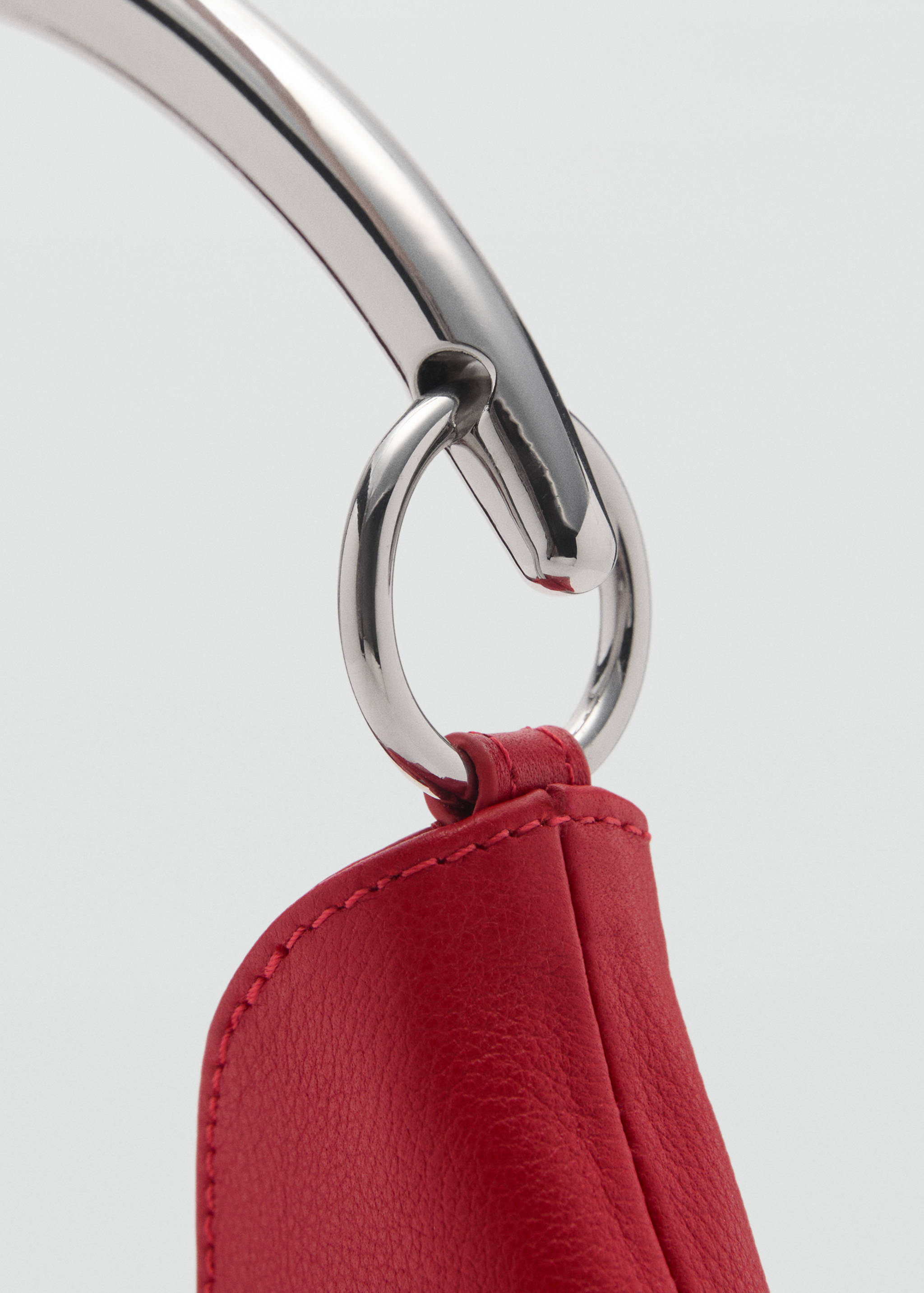 Leather shoulder bag with metal handle - Details of the article 2