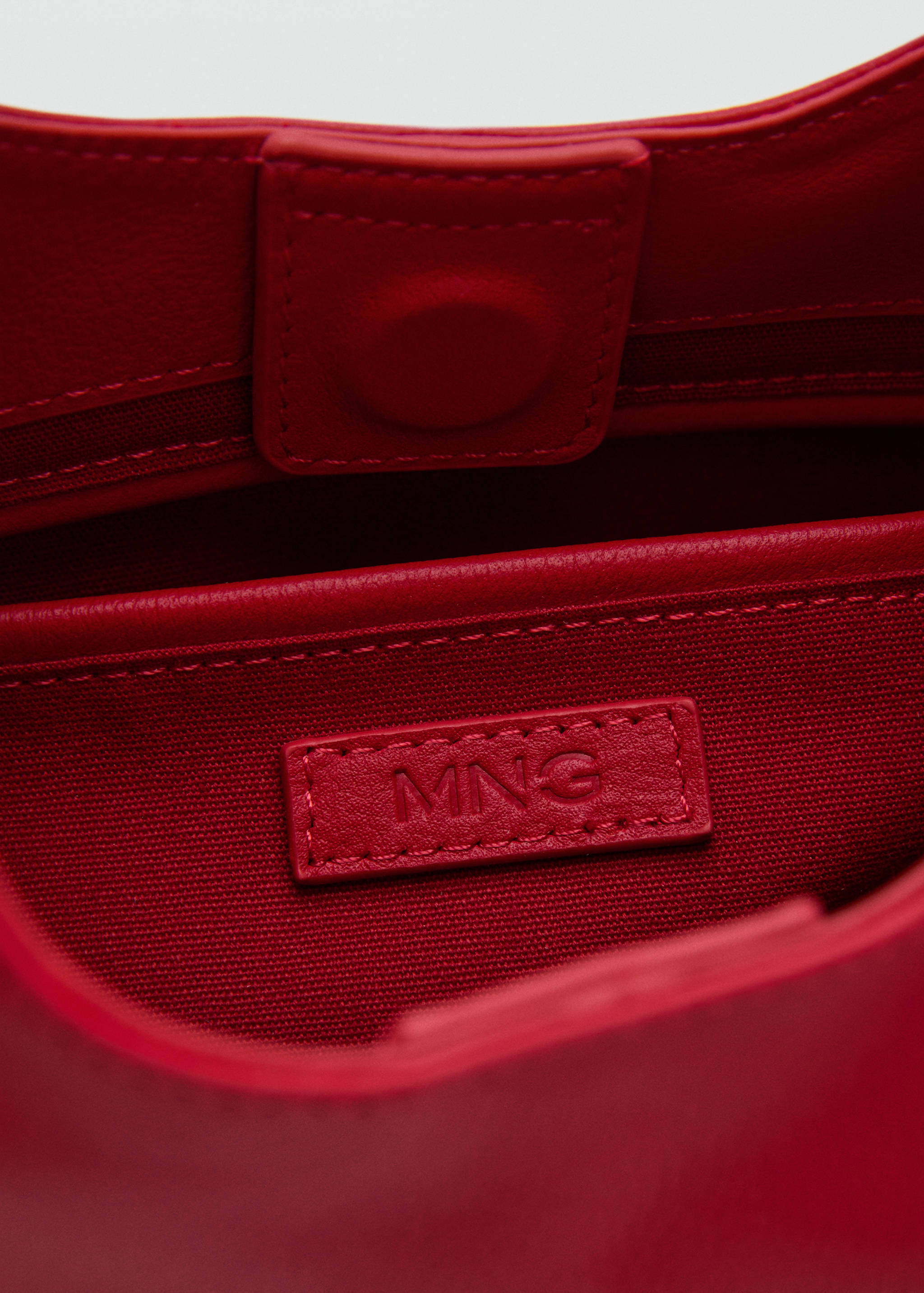 Leather shoulder bag with metal handle - Details of the article 3