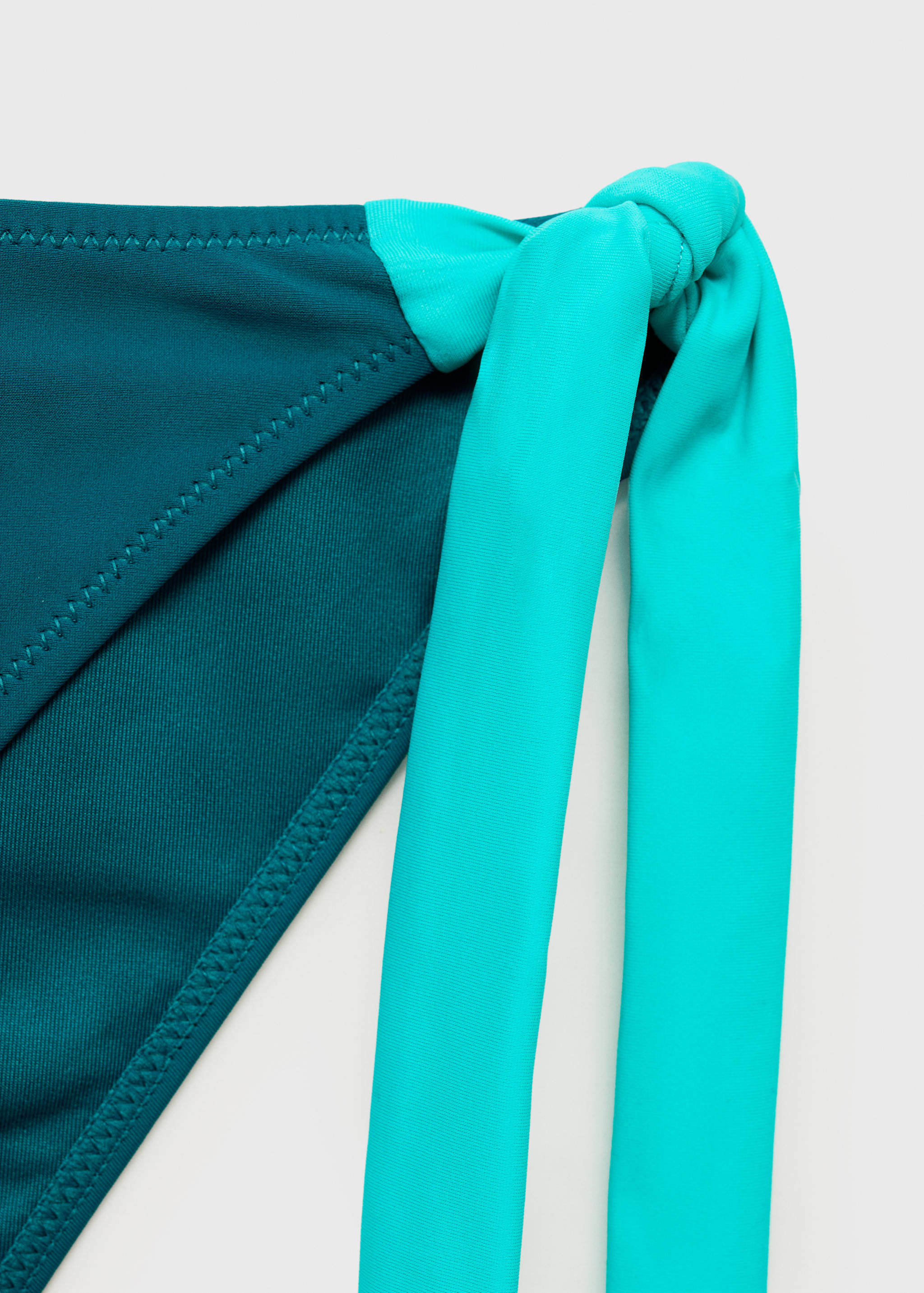 Bikini with contrasting string - Details of the article 0