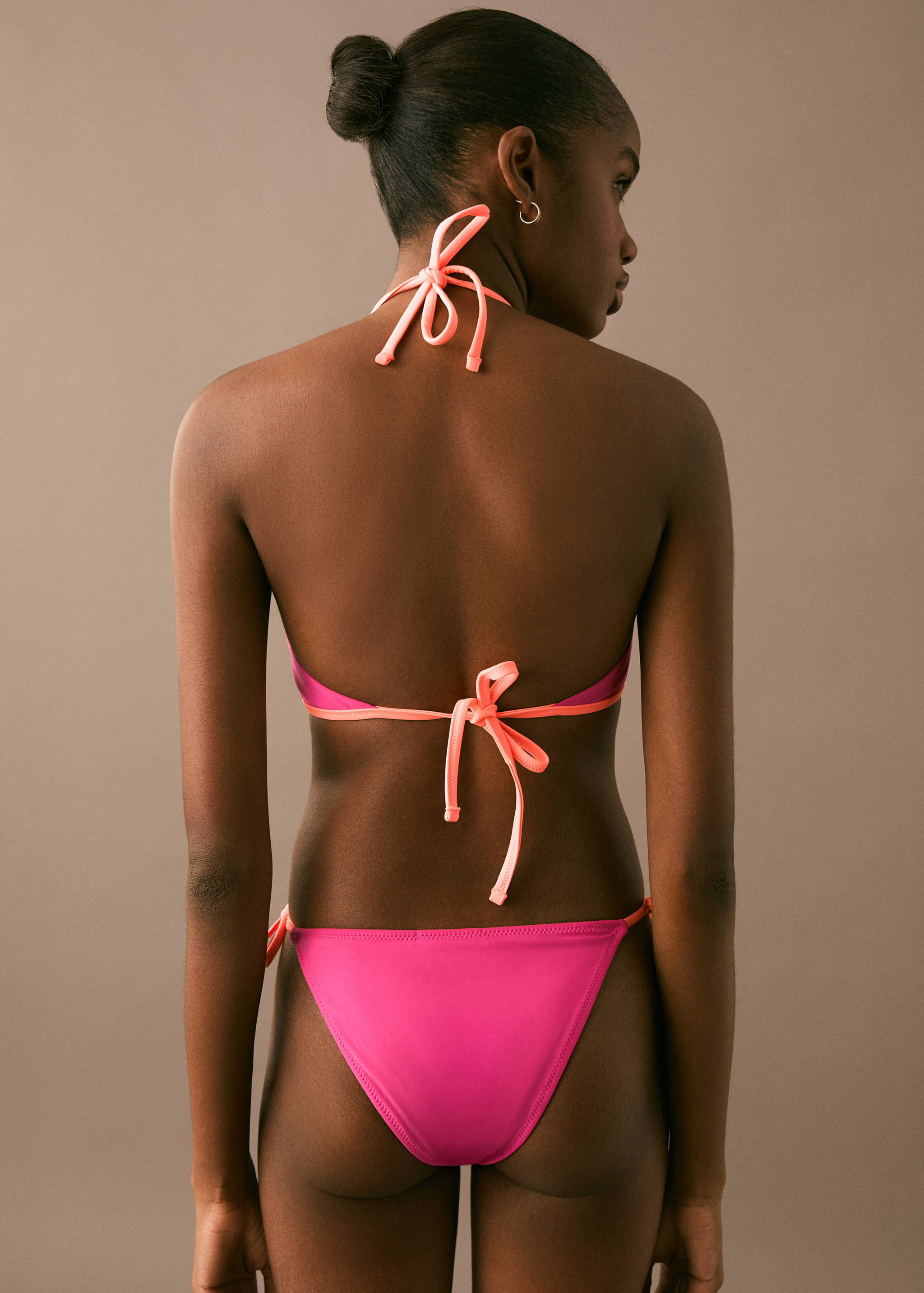 Tweekleurige bikini - Achterkant van het artikel