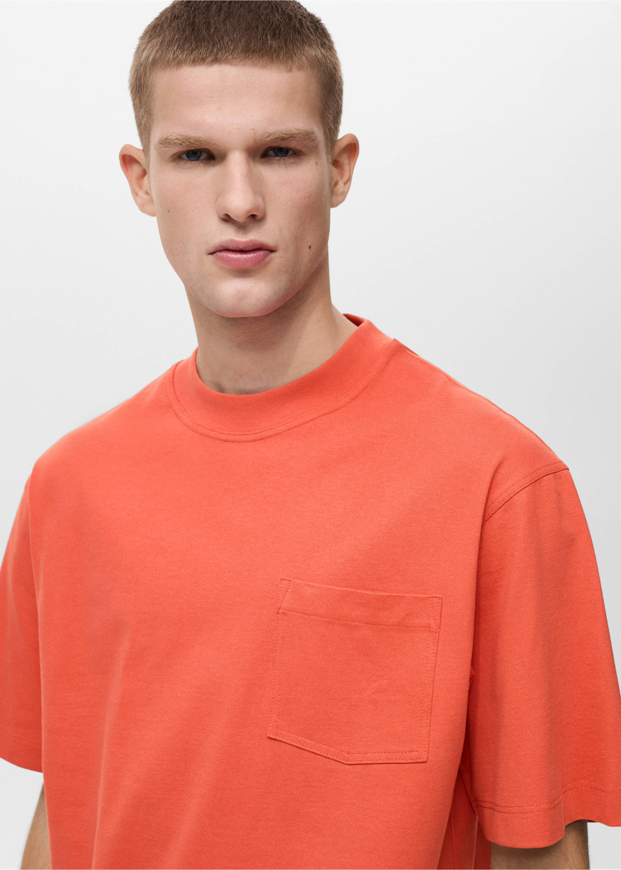 Boxy-Fit-T-Shirt aus 100 % Baumwolle mit Tasche - Detail des Artikels 1, Orange. Ref: 87005950-00.