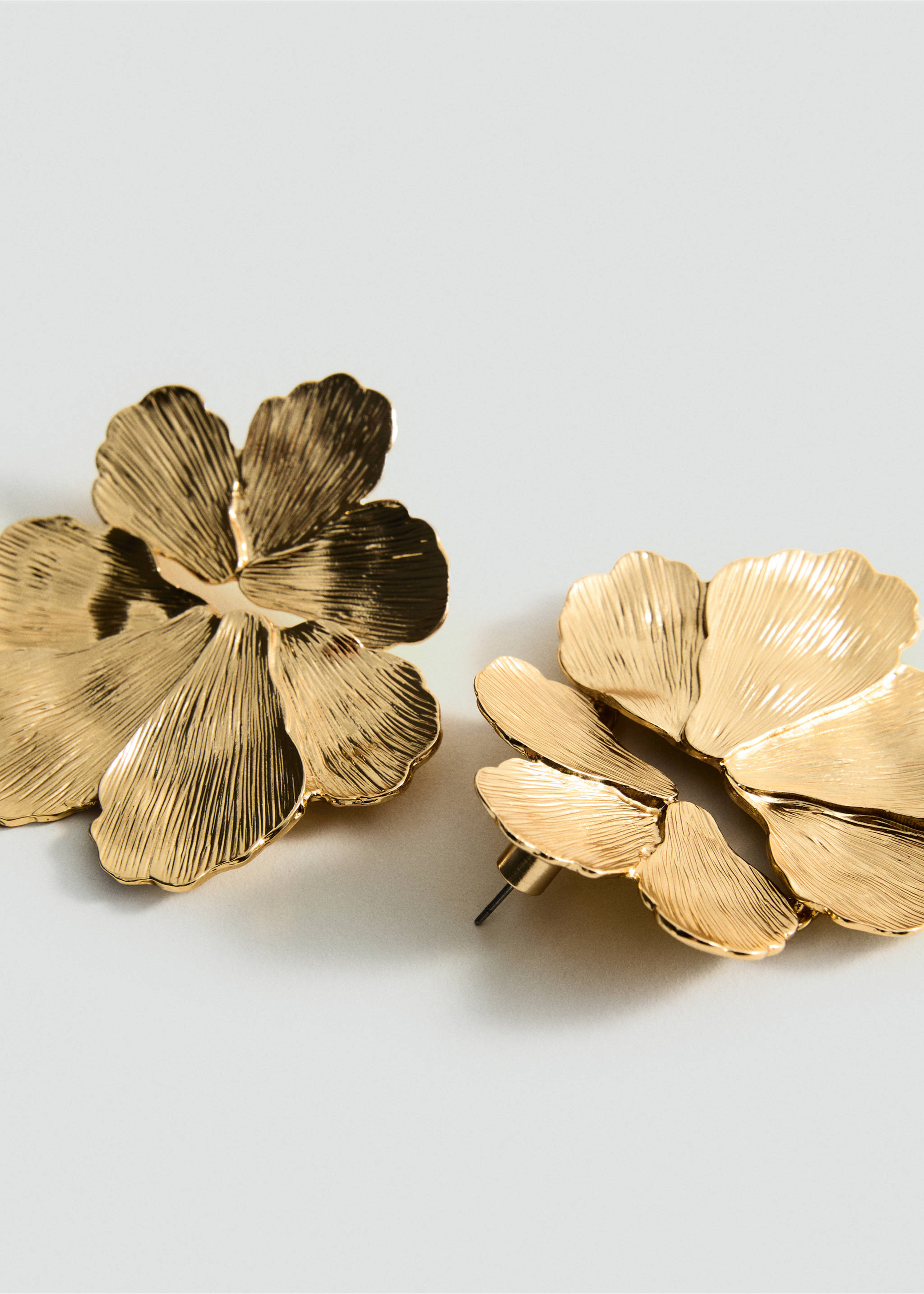 Pendientes flores textura - Plano medio, Oro. Ref: 87005974-00.