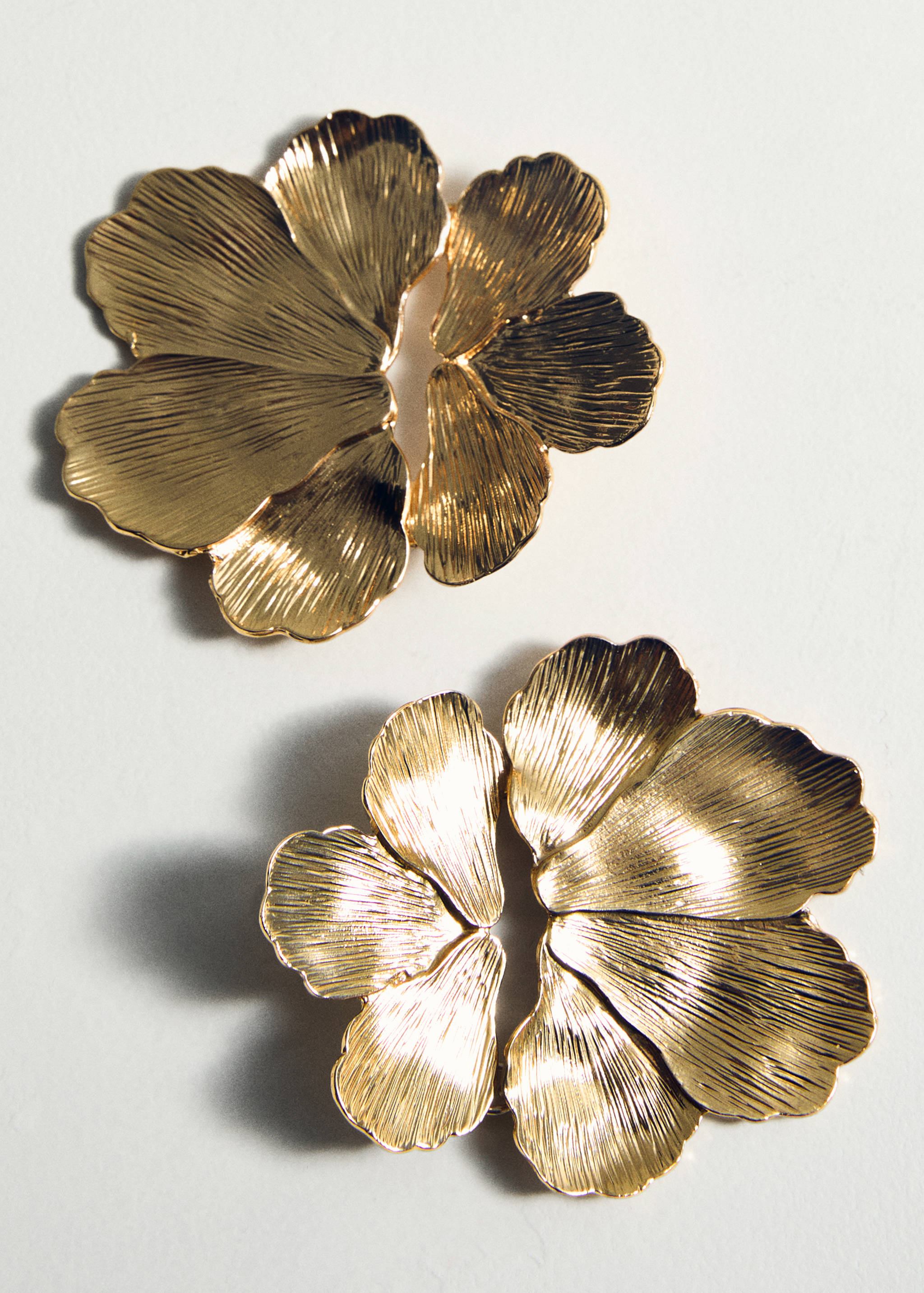 Boucles d'oreilles fleurs texturées - Détail de l'article 5