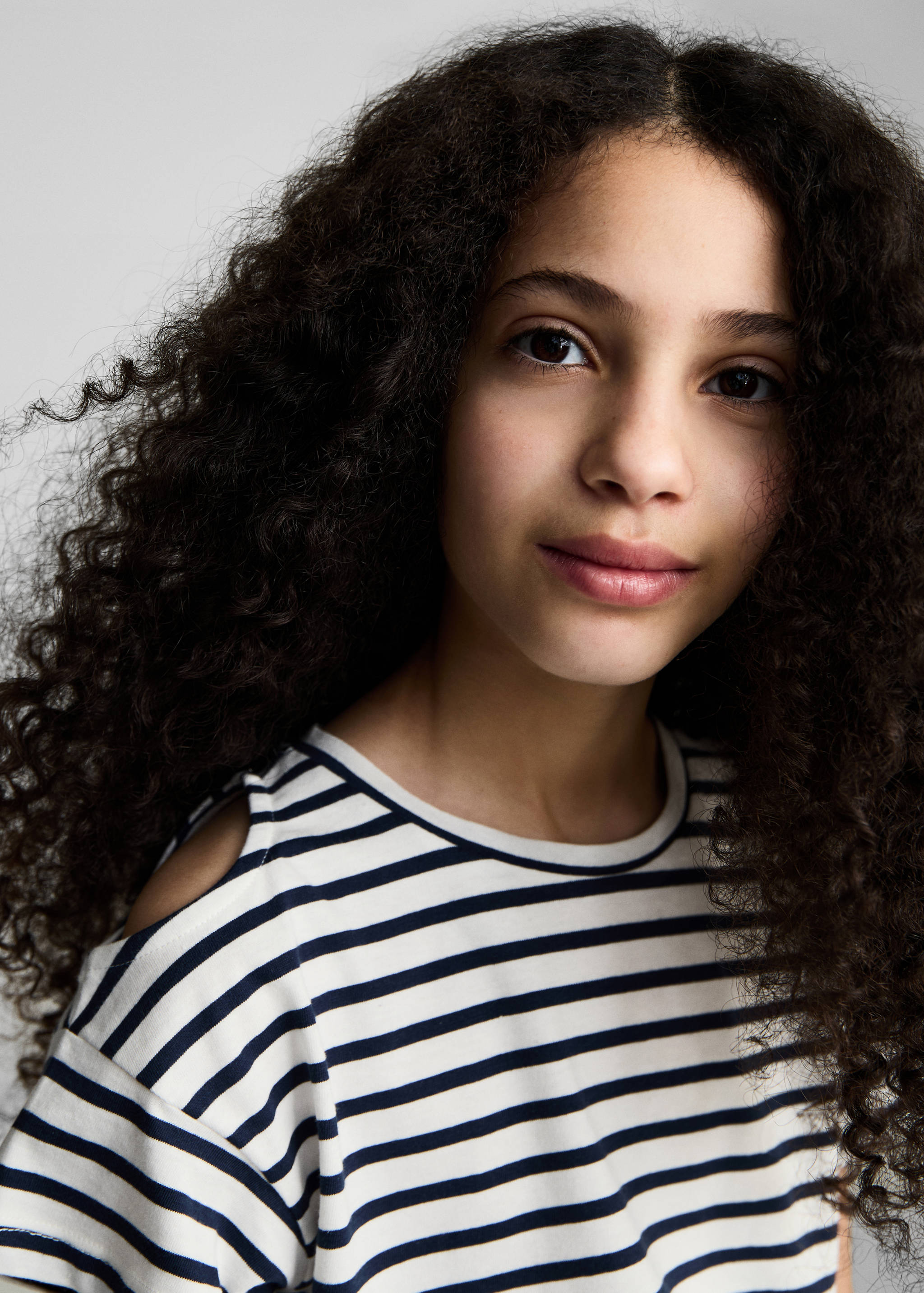 Cut-out t-shirt with striped shoulders - Details of the article 1