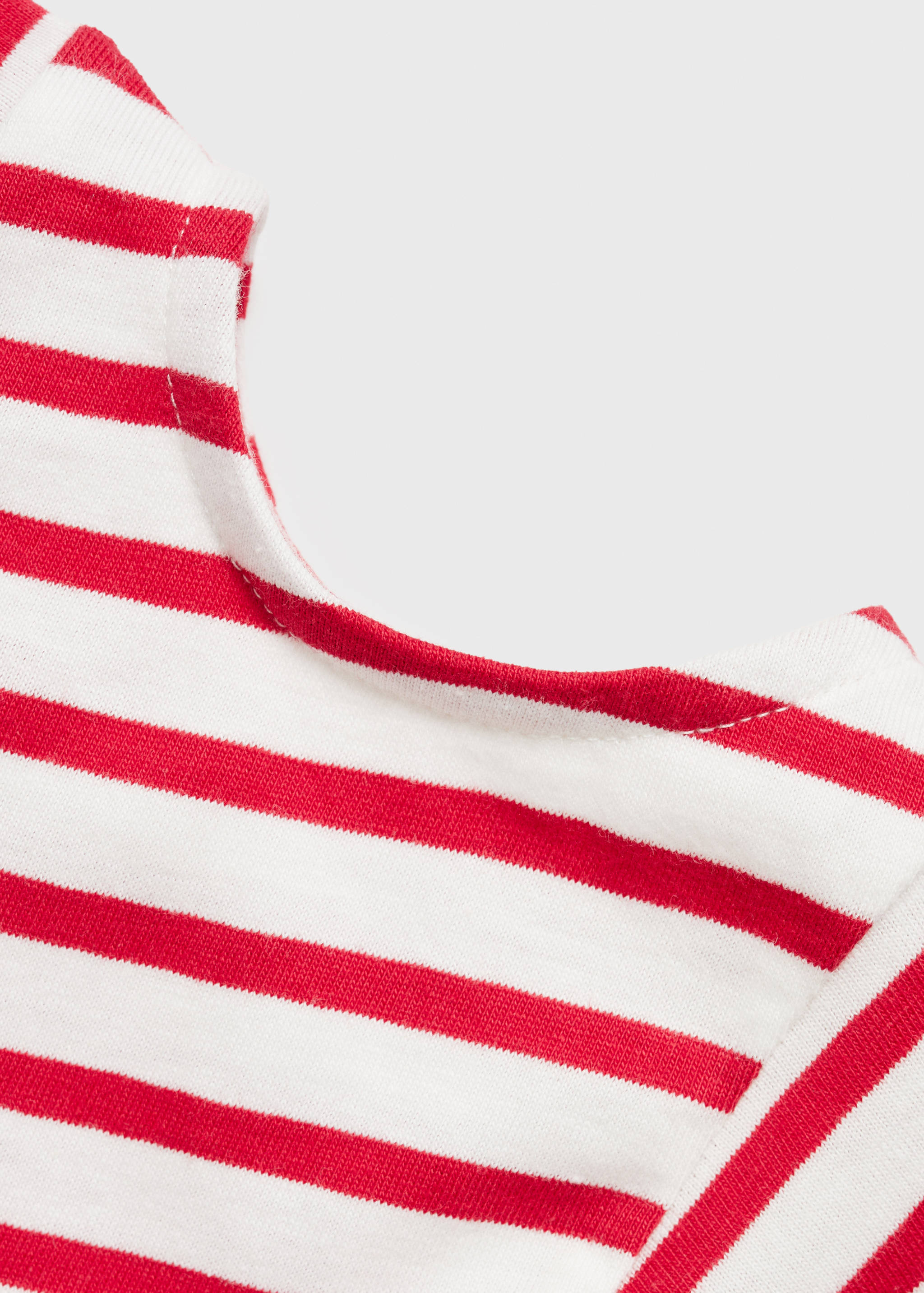 Cut-out t-shirt with striped shoulders - Details of the article 0