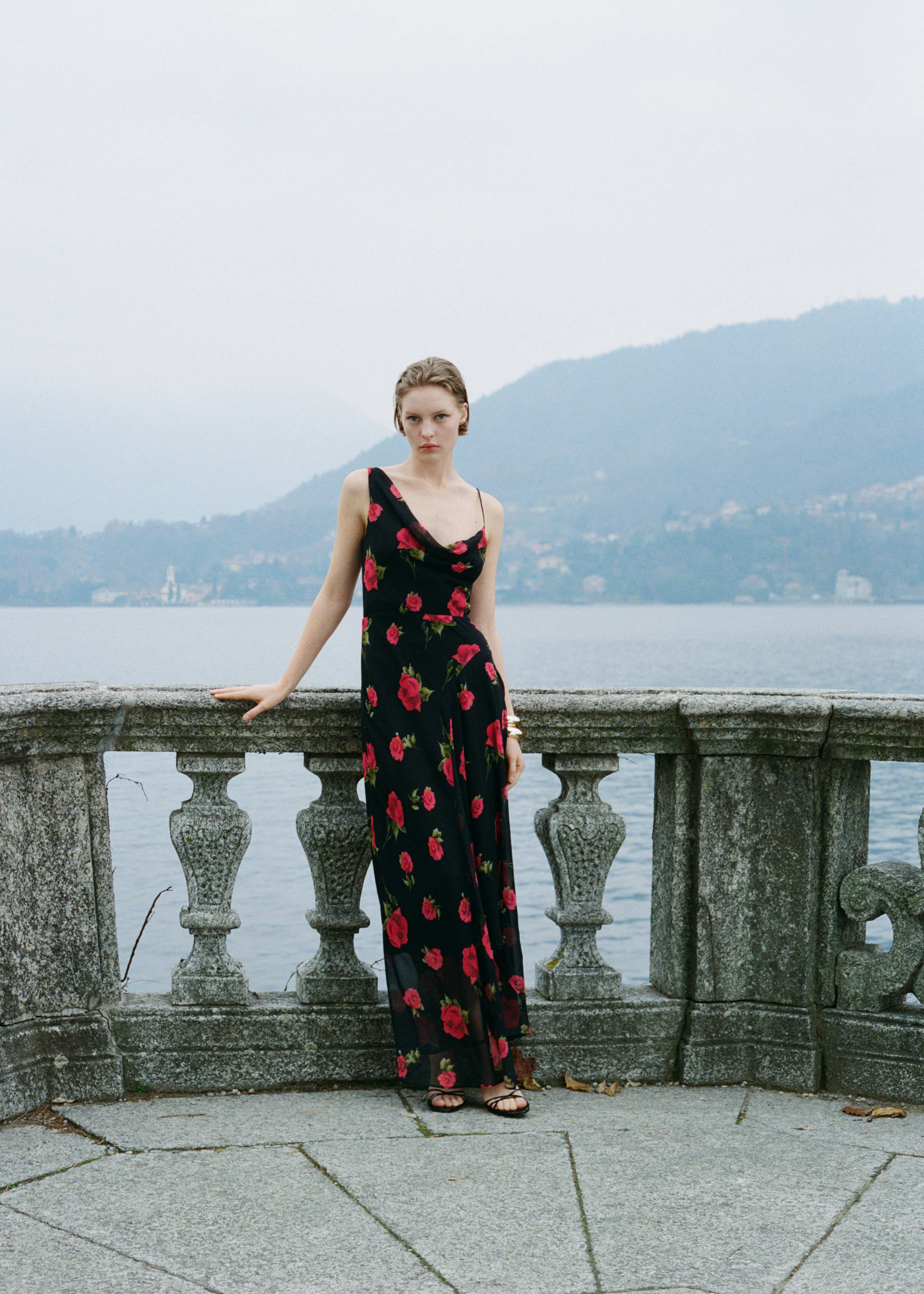 Long floral-print dress - Details of the article 6, Black. Ref: 87006383-00.