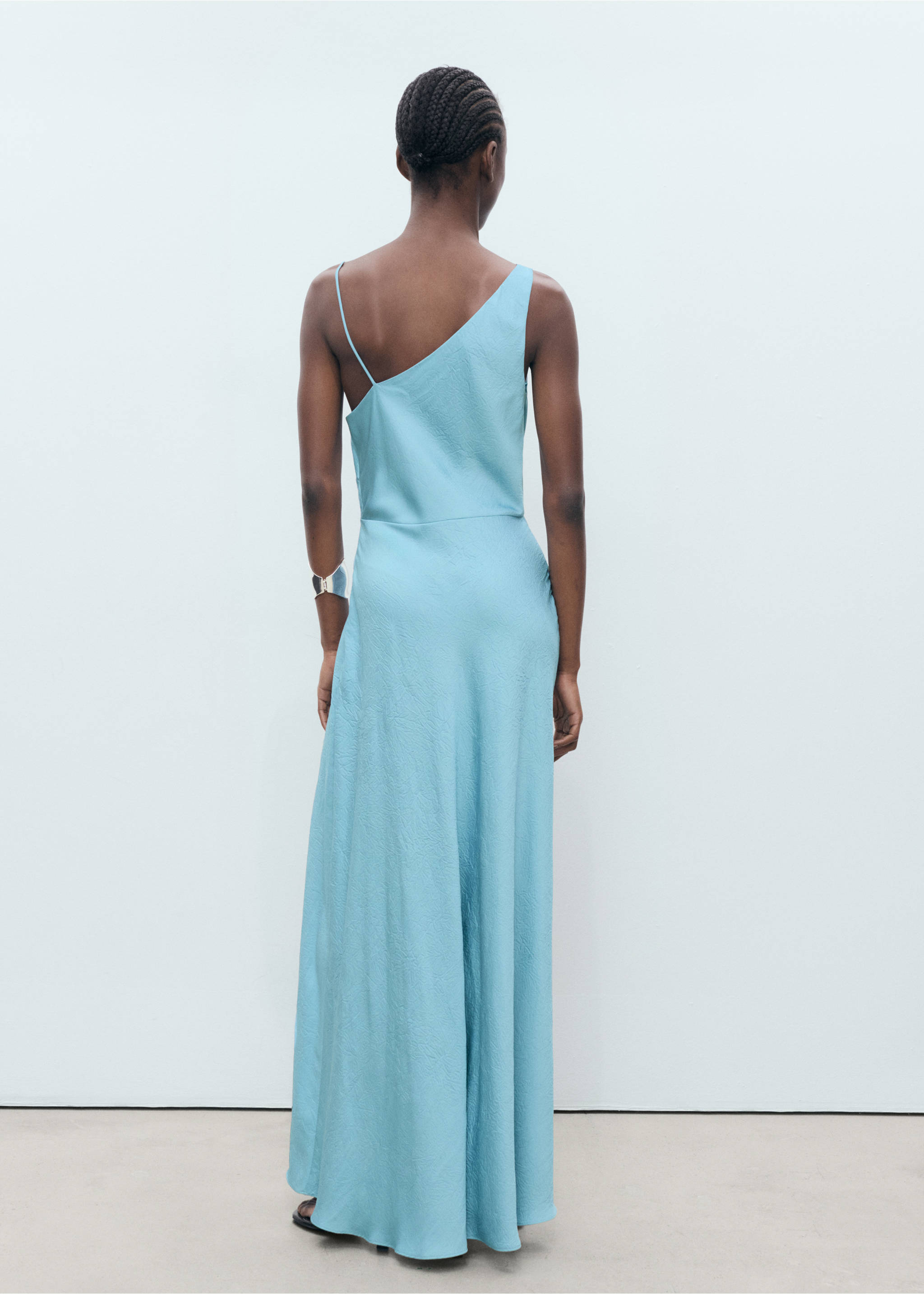 Asymmetrisches Kleid mit Knittereffekt - Rückseite des Artikels, Himmelblau. Ref: 87006384-00.