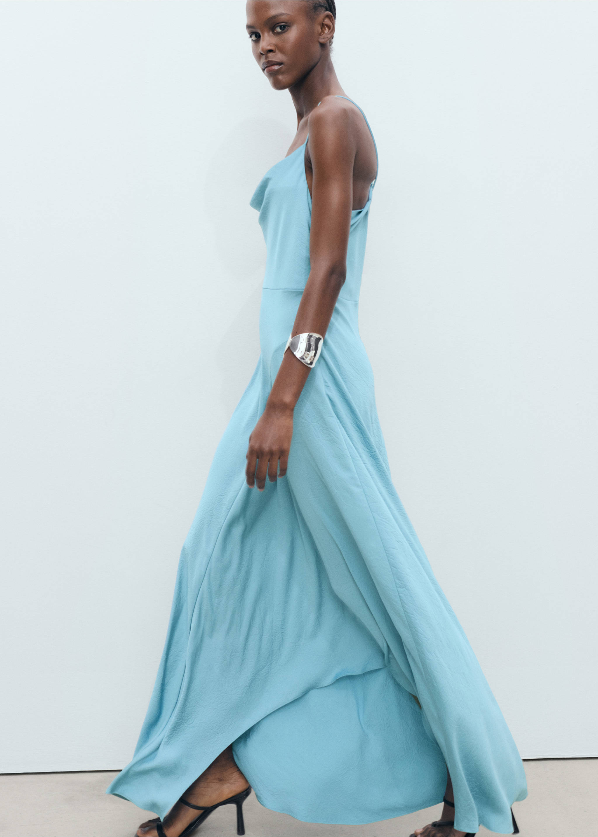 Asymmetrisches Kleid mit Knittereffekt - Detail des Artikels 1, Himmelblau. Ref: 87006384-00.