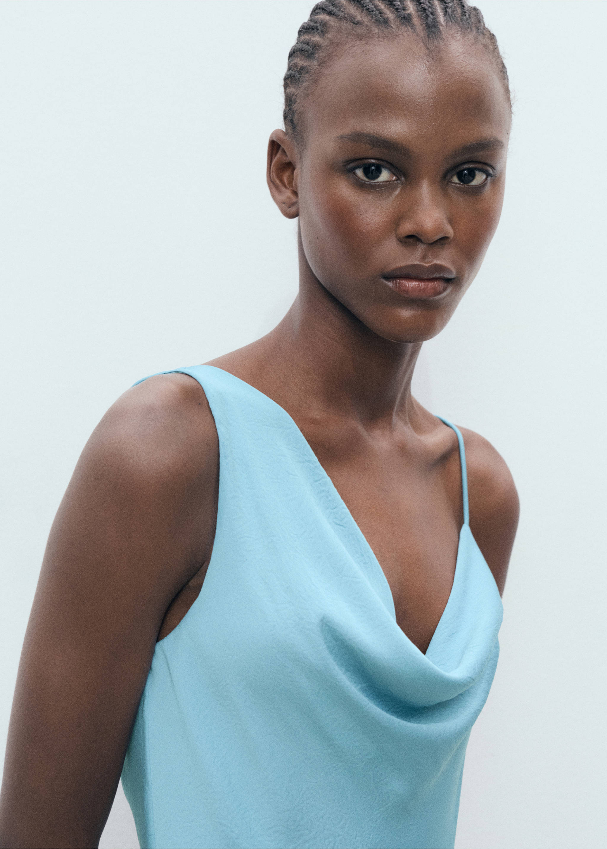 Asymmetrisches Kleid mit Knittereffekt - Detail des Artikels 4, Himmelblau. Ref: 87006384-00.