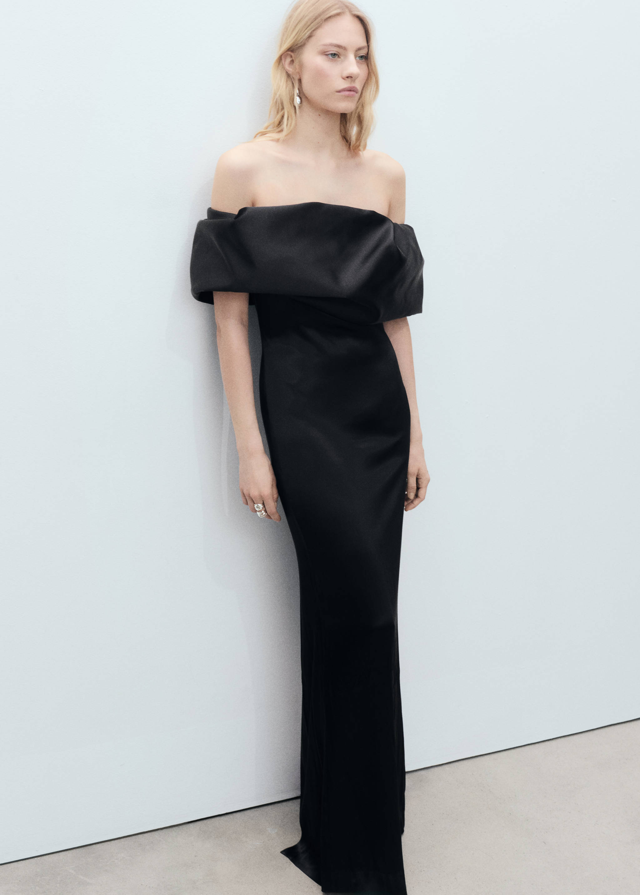 Vestido satinado hombros descubiertos volumen - Detalle del artículo 1