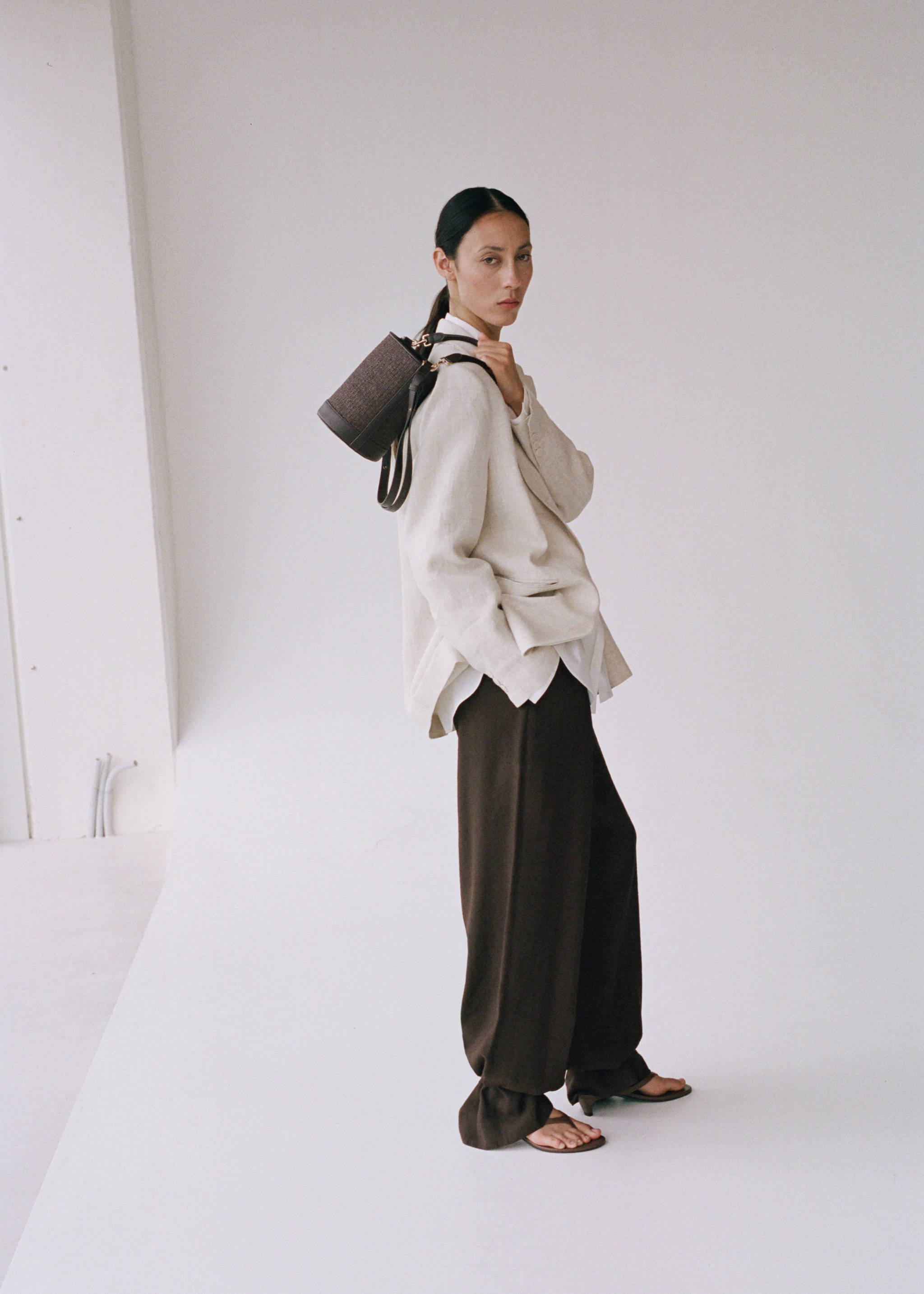 Small raffia bucket bag - General plane, Chocolate. Ref: 87007167-00.