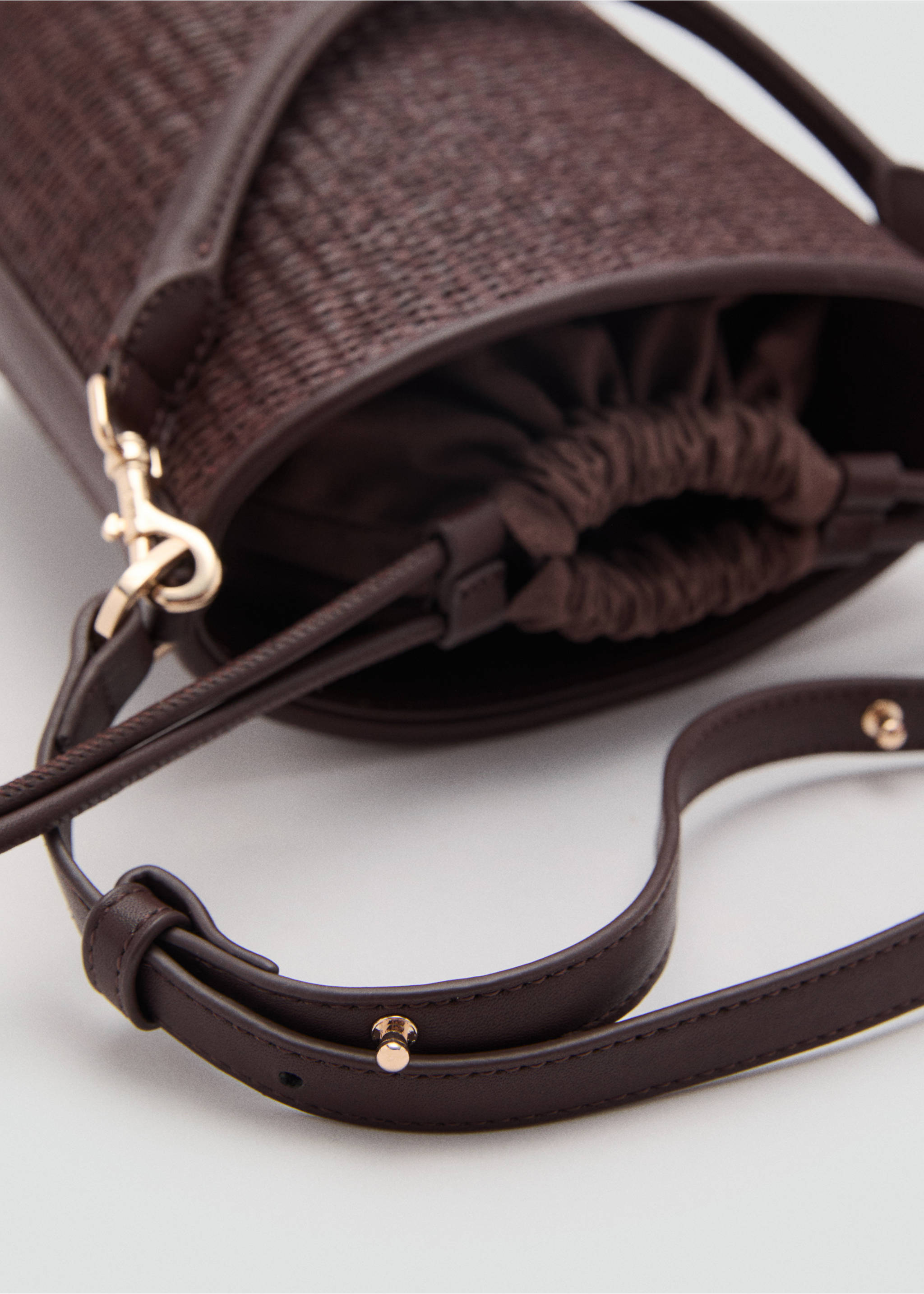 Small raffia bucket bag - Details of the article 1, Chocolate. Ref: 87007167-00.