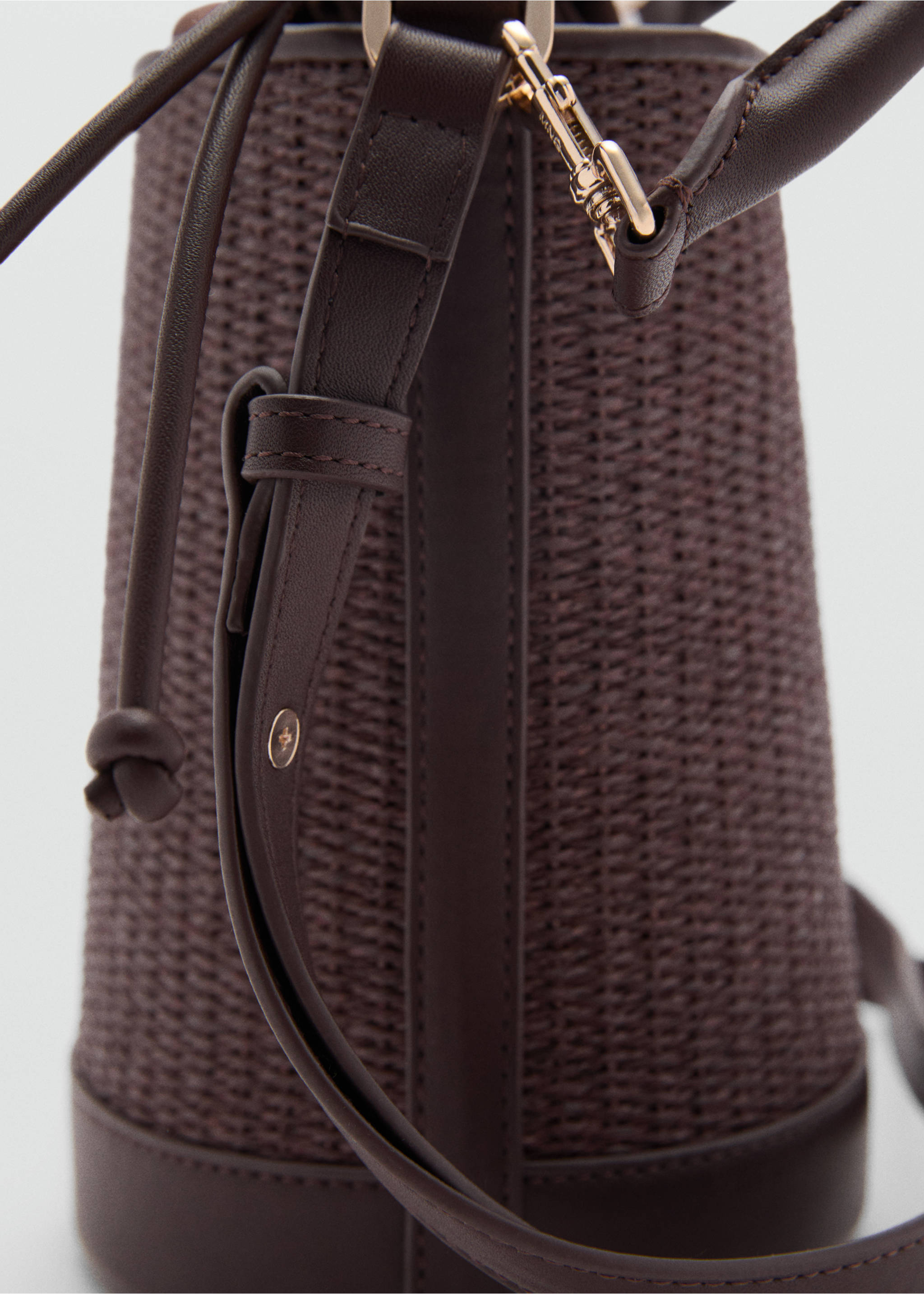 Small raffia bucket bag - Details of the article 2, Chocolate. Ref: 87007167-00.