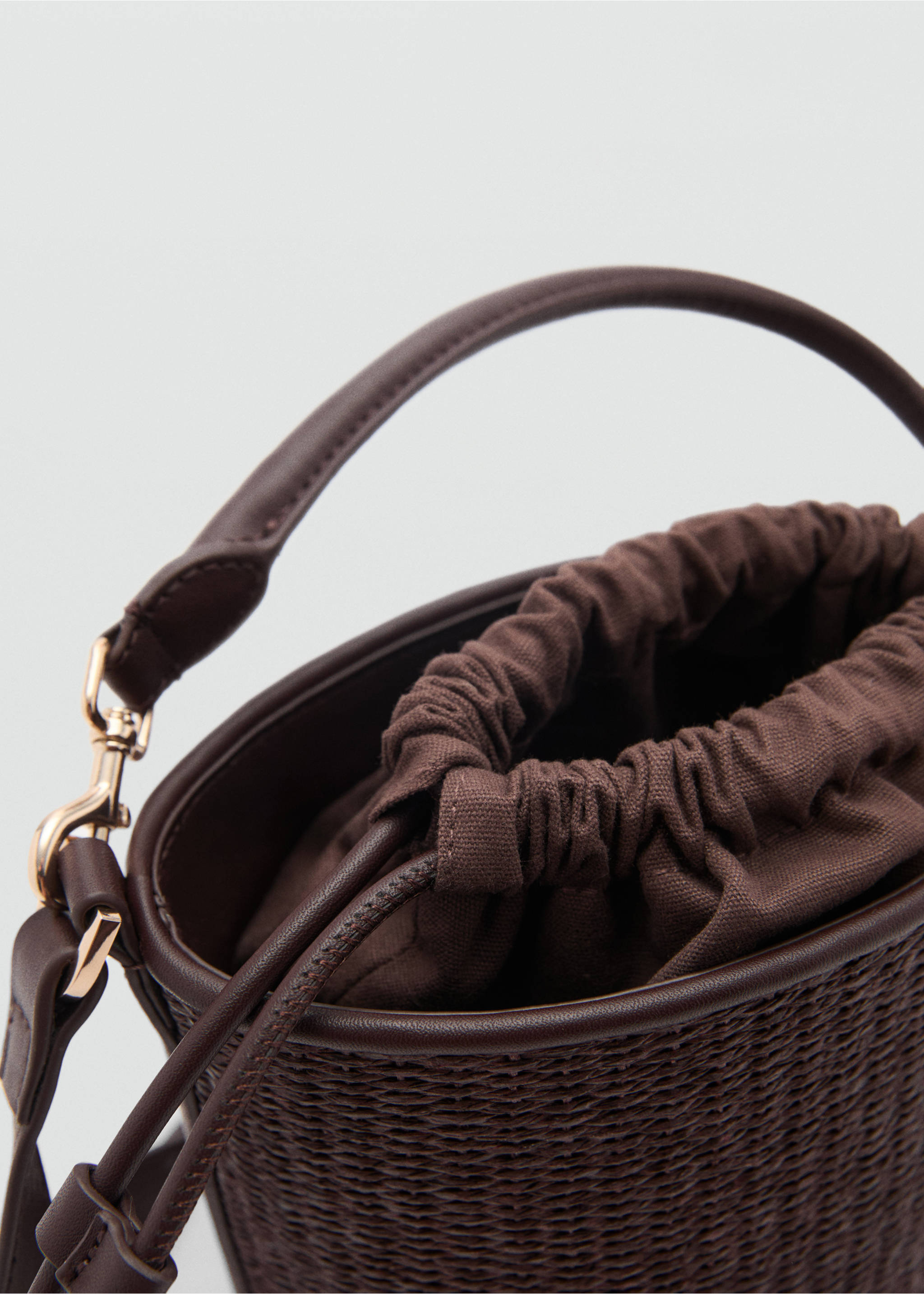 Small raffia bucket bag - Details of the article 3, Chocolate. Ref: 87007167-00.