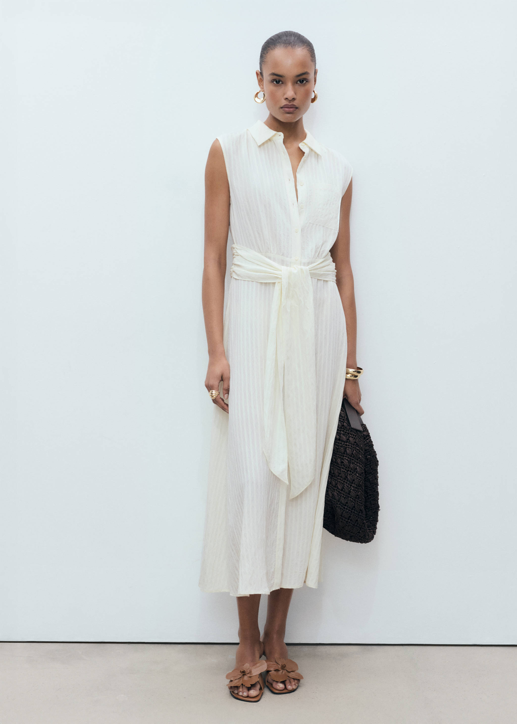 Vestido camiseiro laço - Plano geral