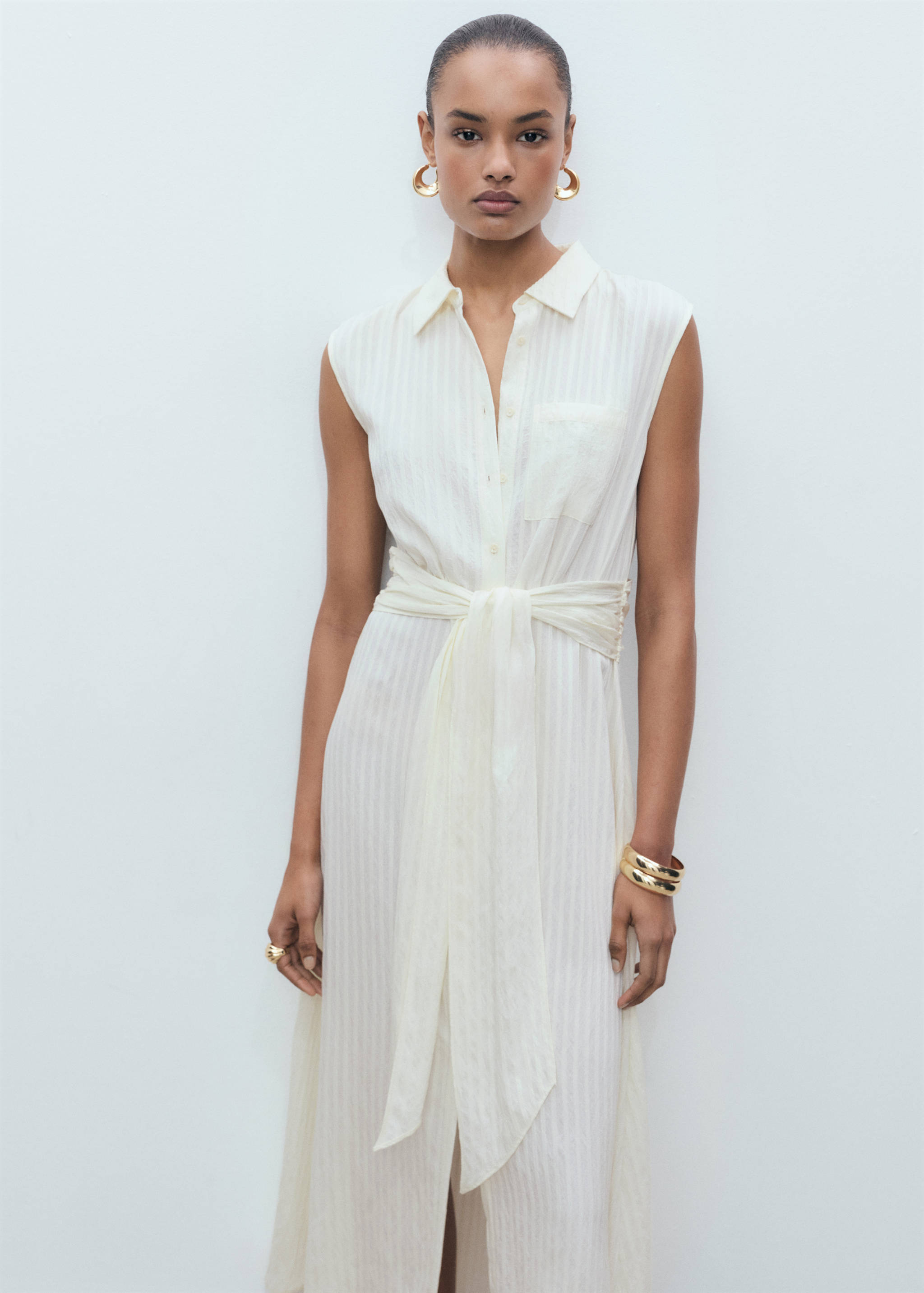 Vestido camiseiro laço - Plano médio