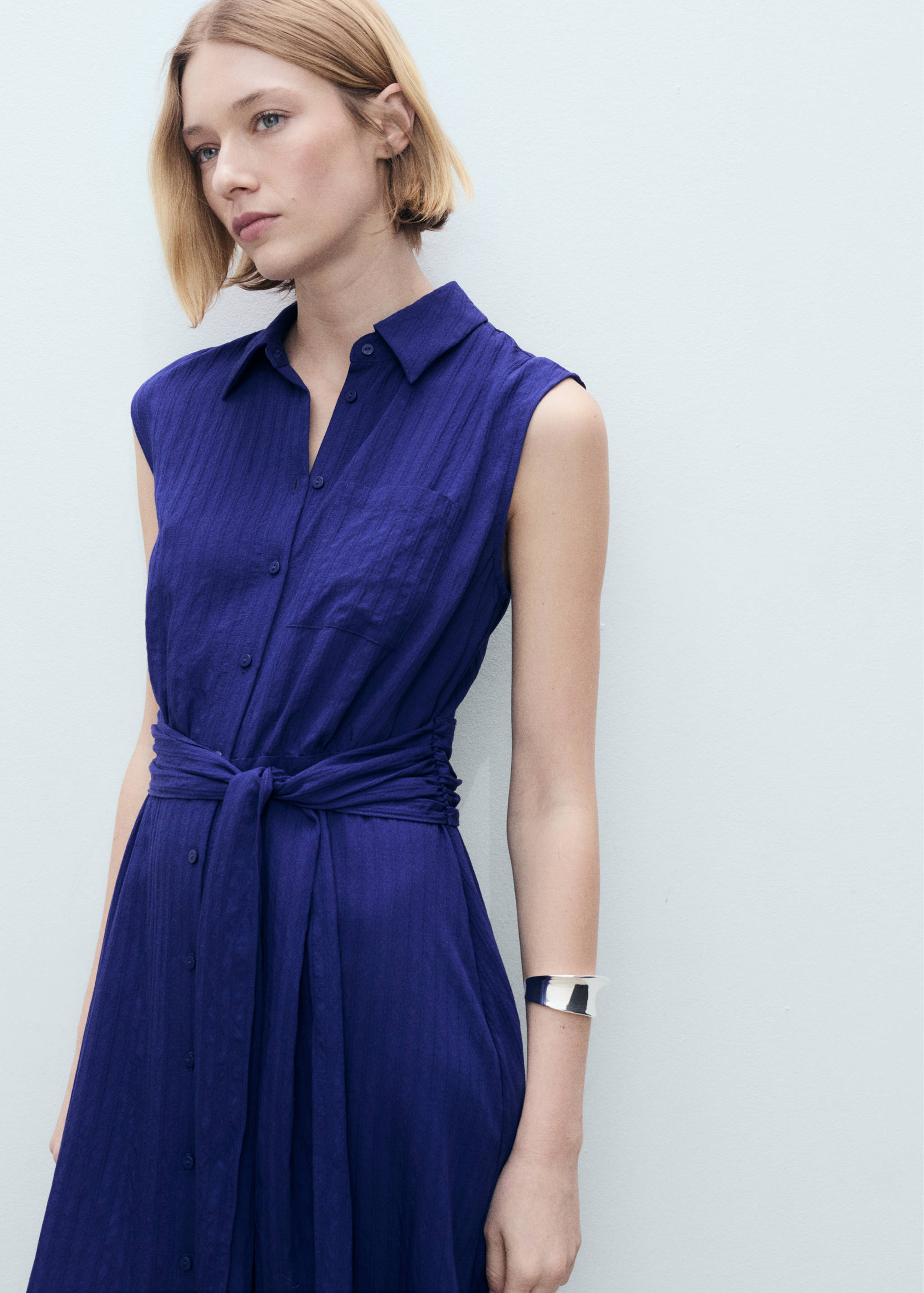 Vestido camiseiro laço - Plano médio