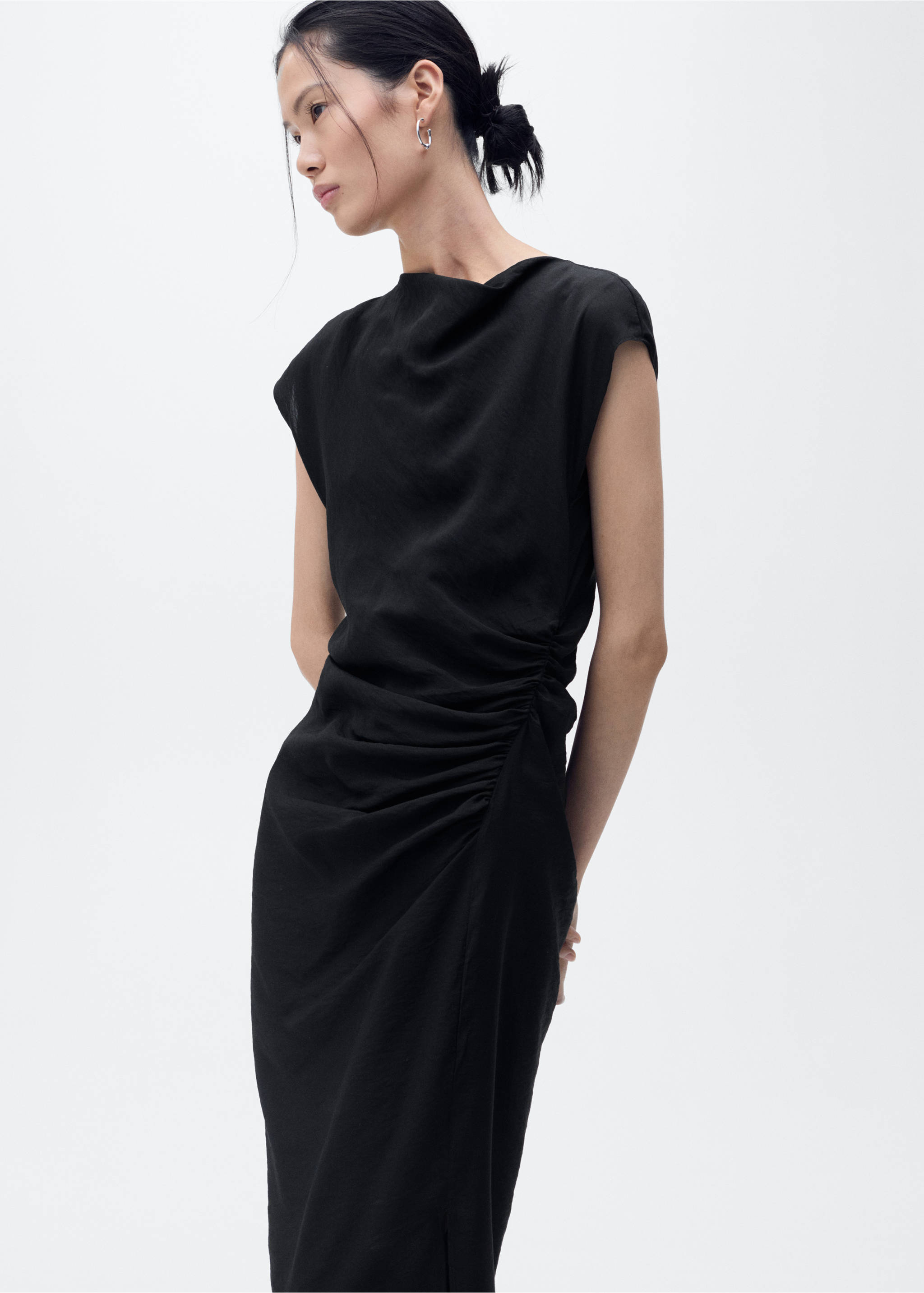 Gerades Kleid mit Drapierung - Mittlere Ansicht, Schwarz. Ref: 87007190-00.