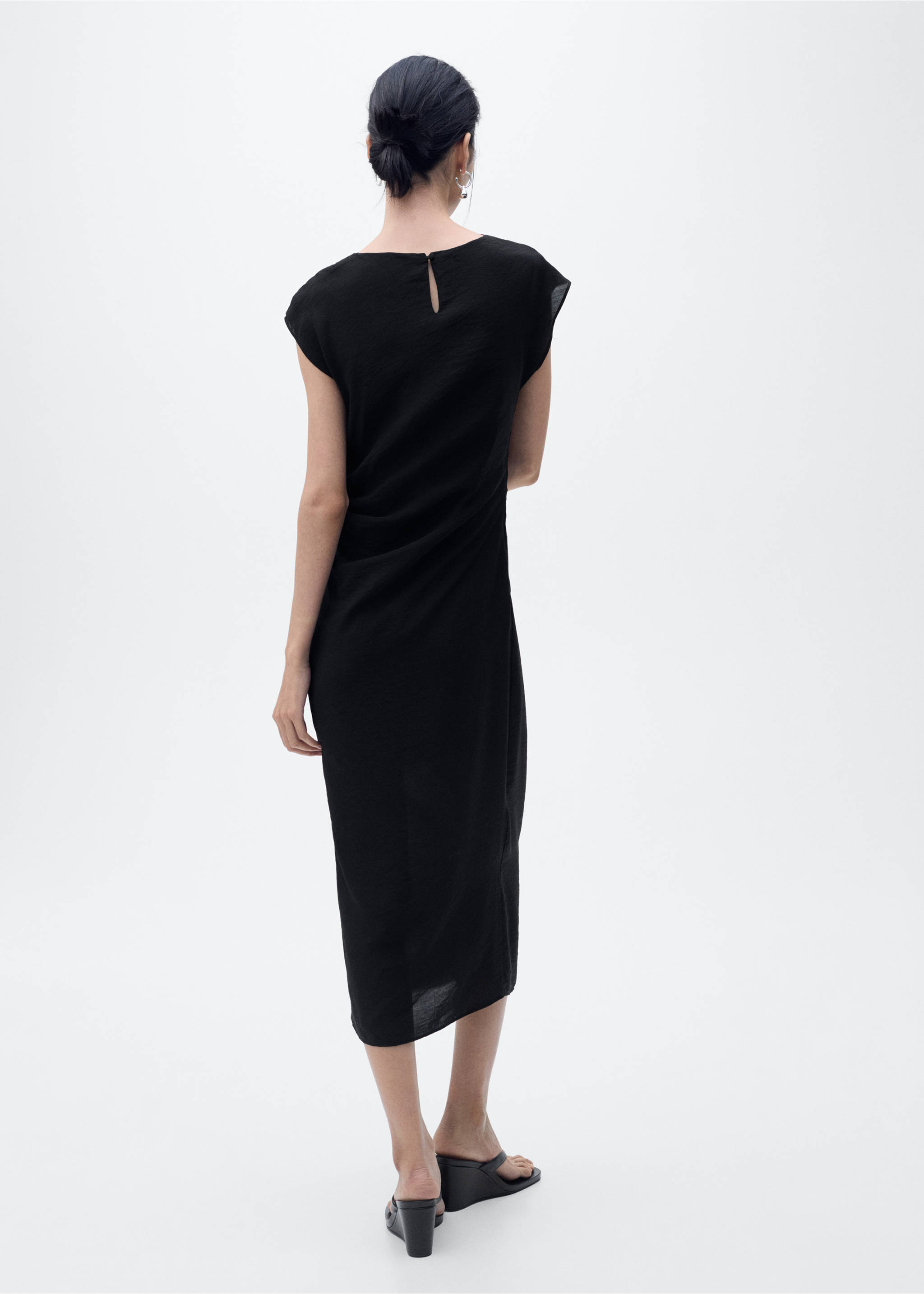 Gerades Kleid mit Drapierung - Rückseite des Artikels, Schwarz. Ref: 87007190-00.