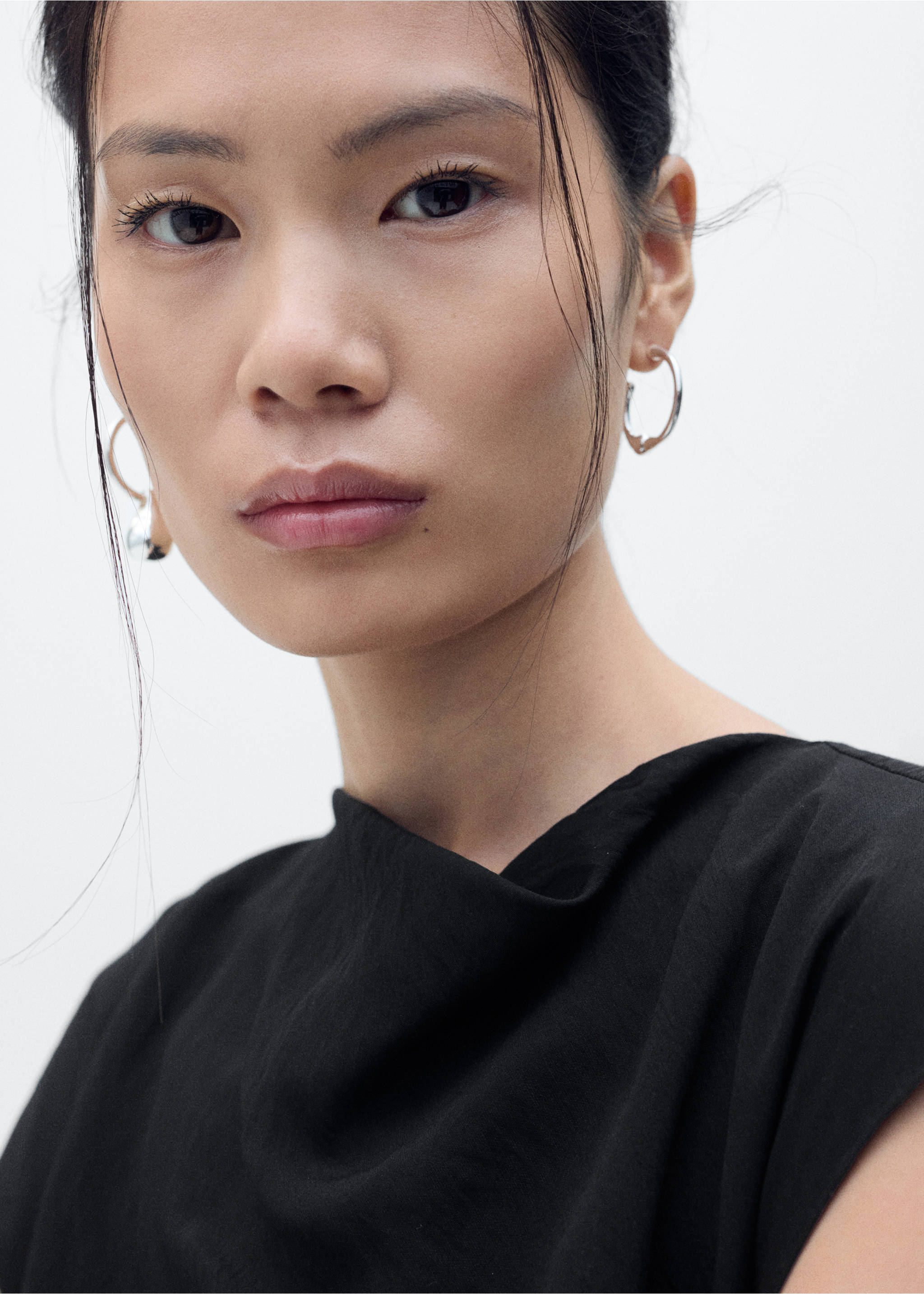 Gerades Kleid mit Drapierung - Detail des Artikels 1, Schwarz. Ref: 87007190-00.