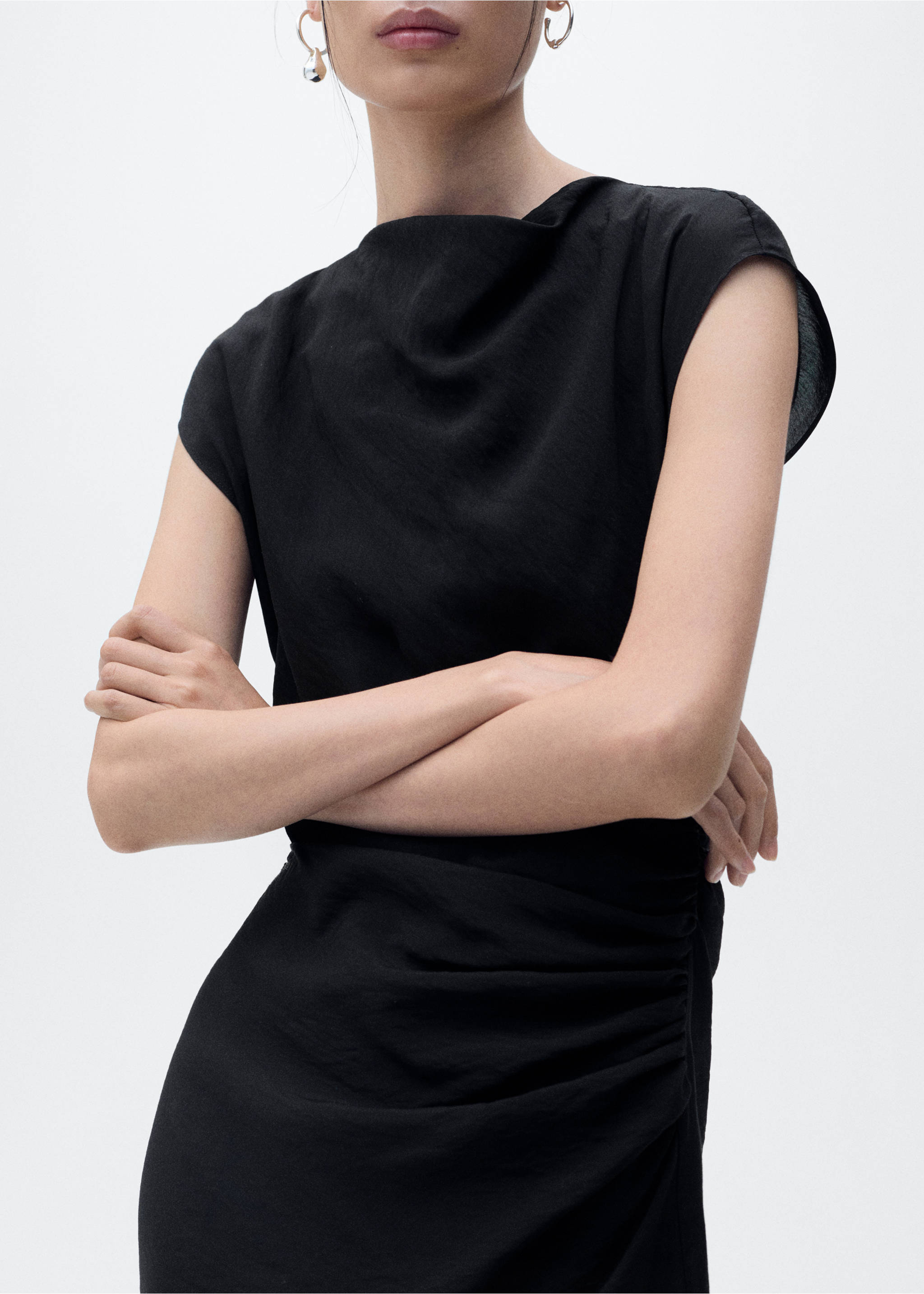 Gerades Kleid mit Drapierung - Detail des Artikels 6, Schwarz. Ref: 87007190-00.