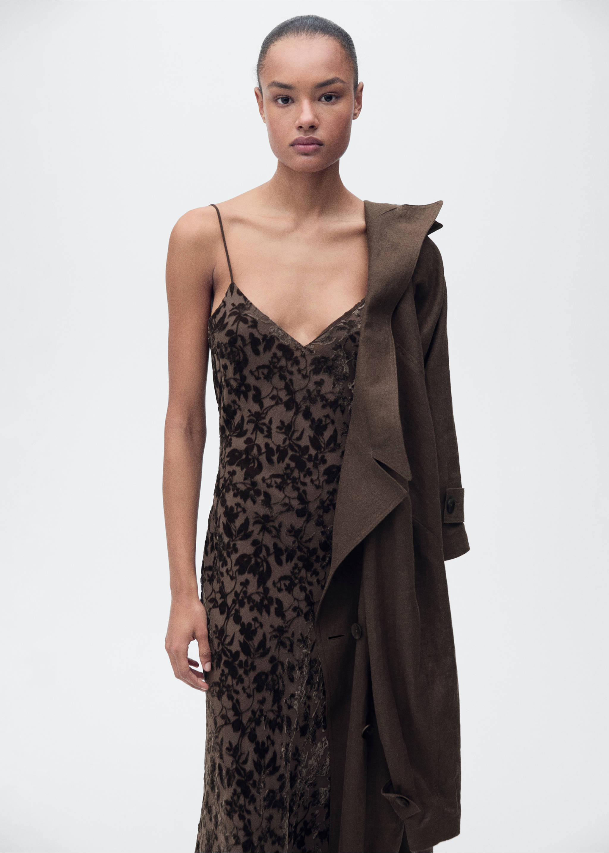 Sukienka z kwiatowego materiału devoré - Plan średni, Czekoladowy. Ref: 87007191-00.