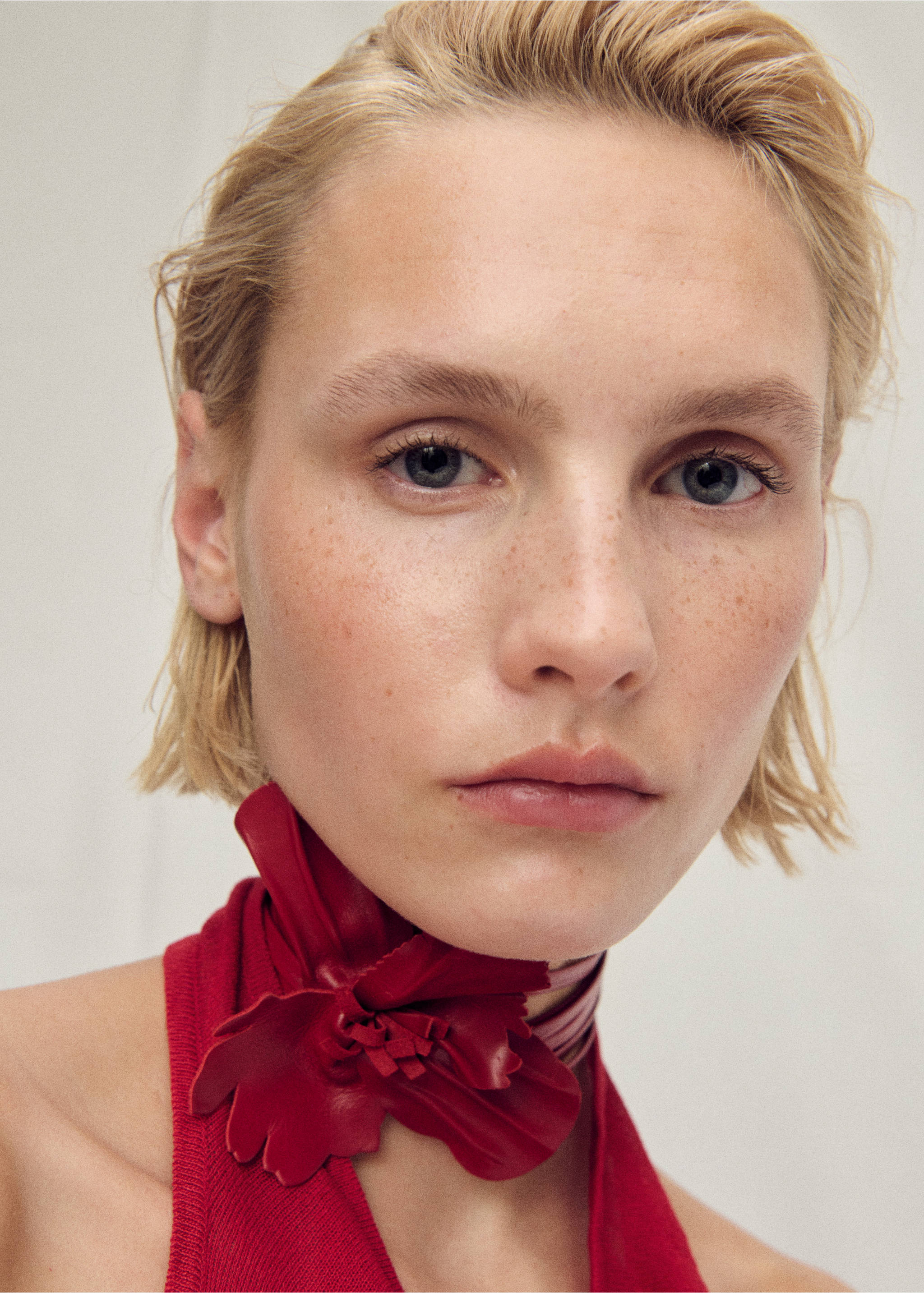 Draped knitted top with open back - Details of the article 1, Red. Ref: 87007198-00.