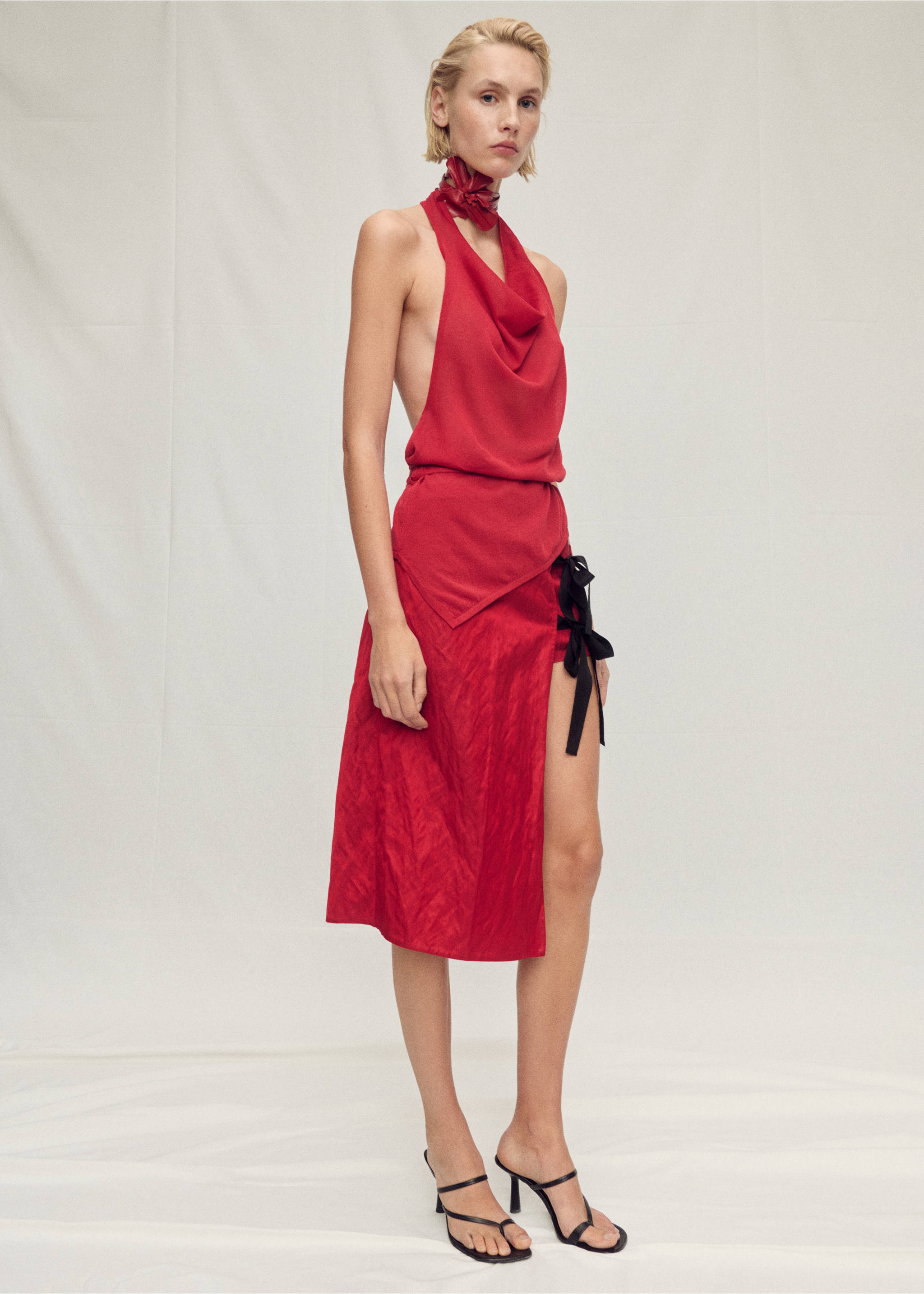 Draped knitted top with open back - Details of the article 2, Red. Ref: 87007198-00.