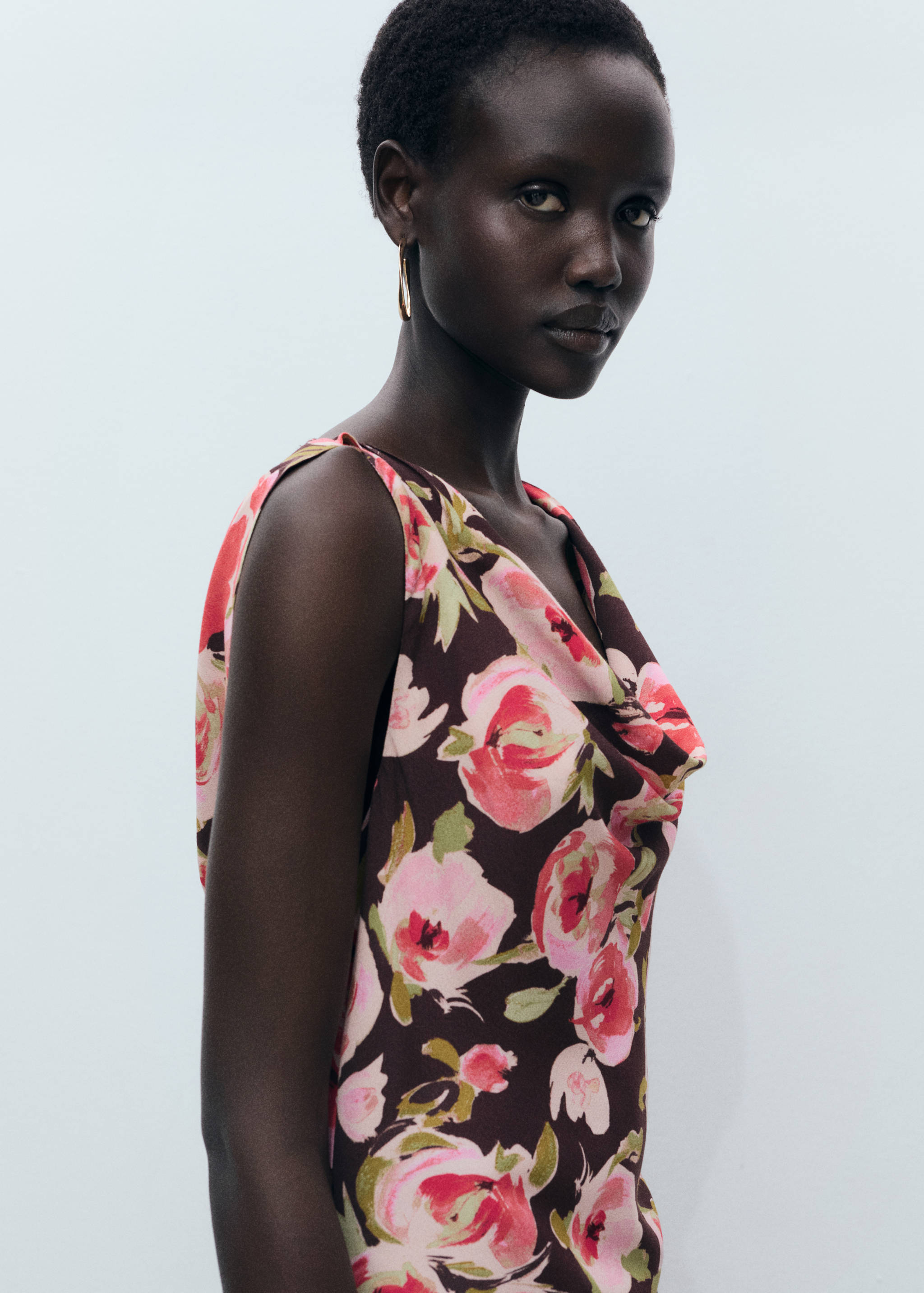 Robe fleurie col bénitier - Plan moyen