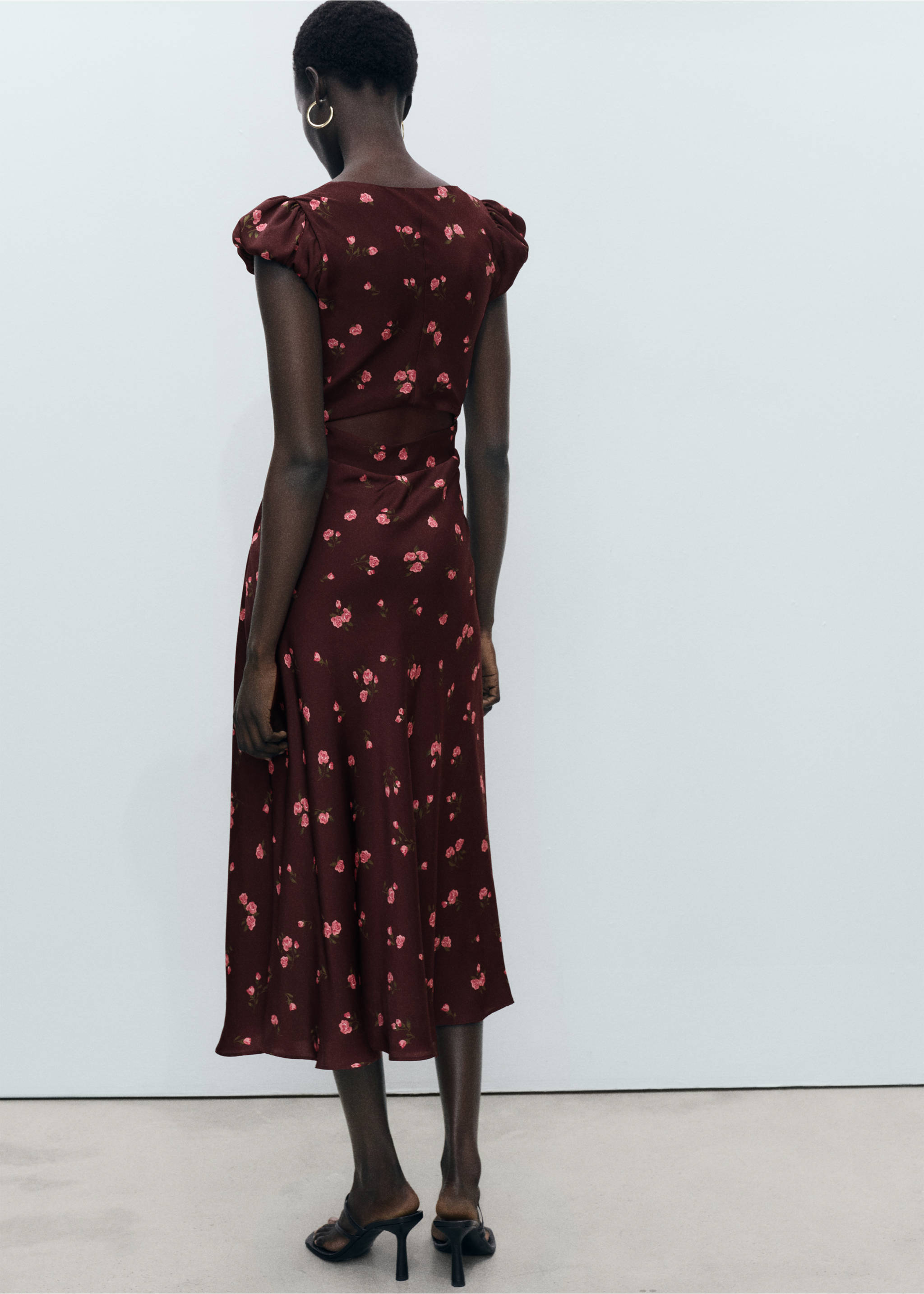 Kurzärmliges Midi-Kleid mit Blumenmuster - Rückseite des Artikels, Braun. Ref: 87007202-00.