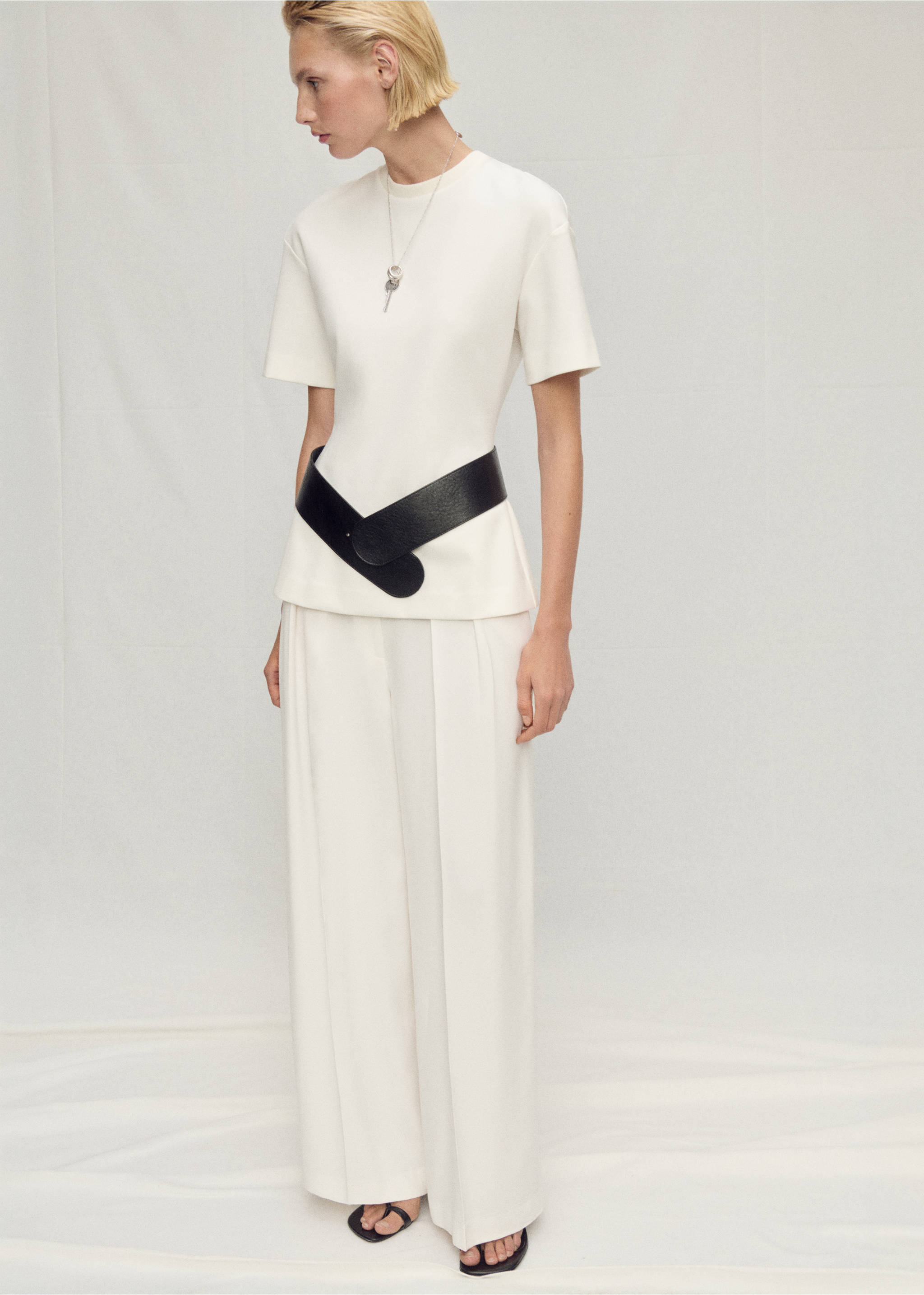 Pantalon costume lyocell à pinces - Plan général, Blanc cassé. Ref: 87007720-00.