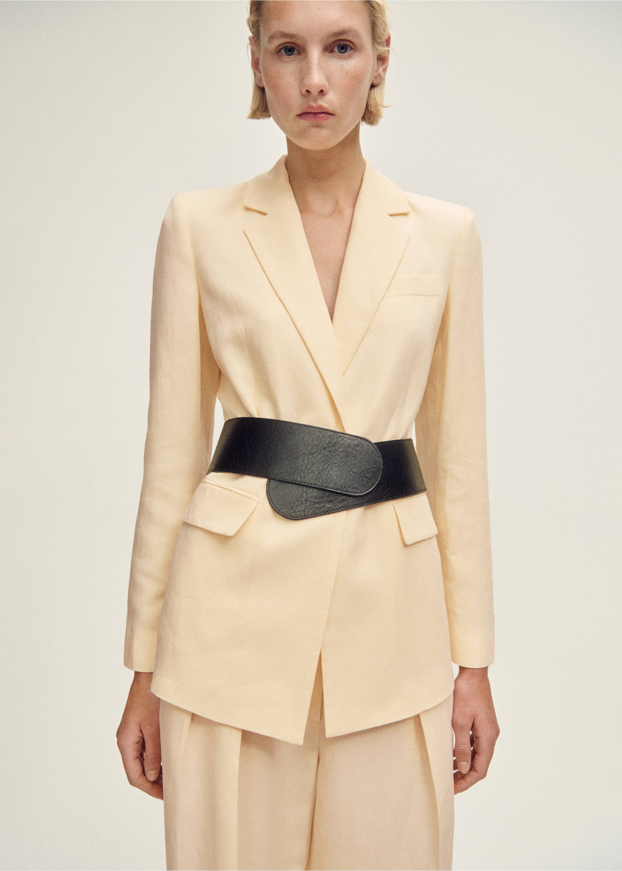 Gerade Anzughose aus Leinengemisch - Detail des Artikels 1, Vanille. Ref: 87007722-00.