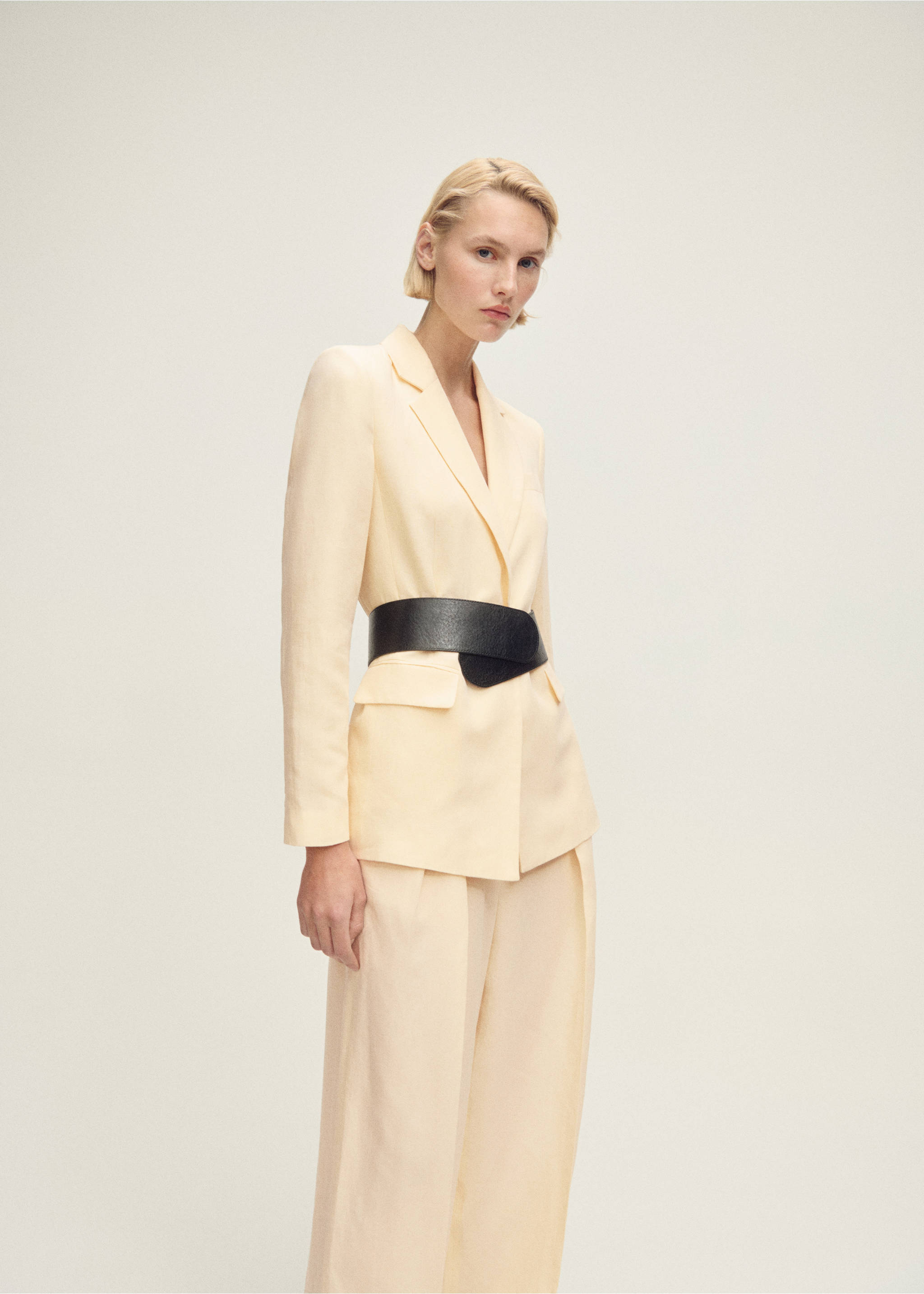 Gerade Anzughose aus Leinengemisch - Detail des Artikels 2, Vanille. Ref: 87007722-00.