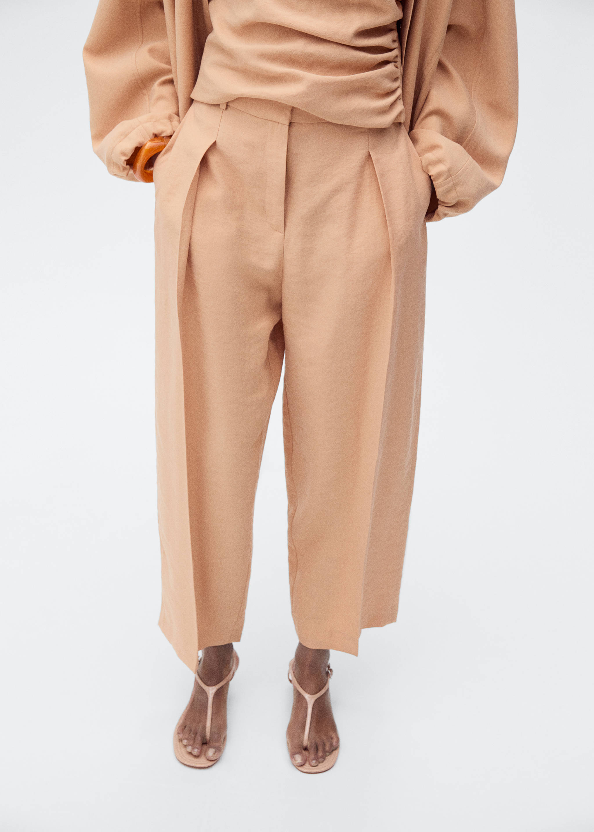Pantalón lyocell recto pinzas - Plano medio