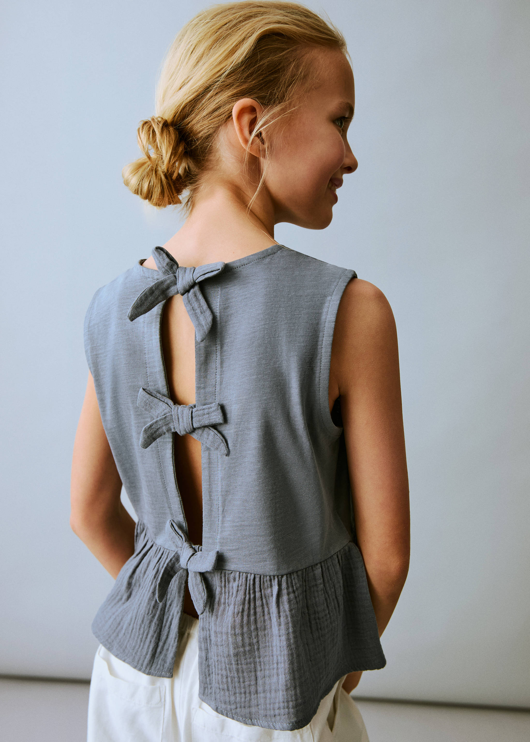T-Shirt mit Volant-Details und Schleife - Detail des Artikels 3