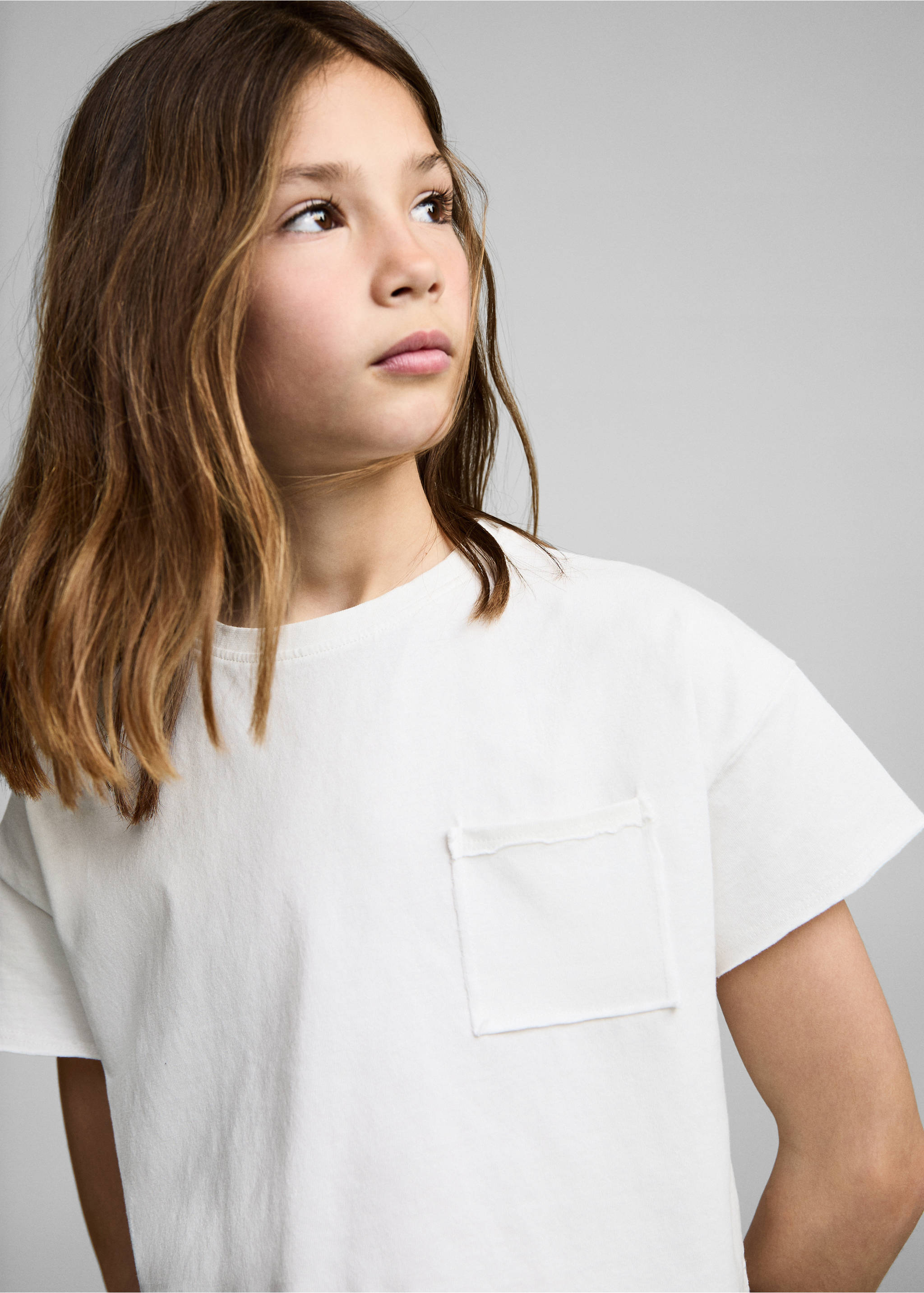 White t-shirt with short sleeves and a chest pocket, shown in a close-up portrait view., Off White. Ref: 87008280-00.