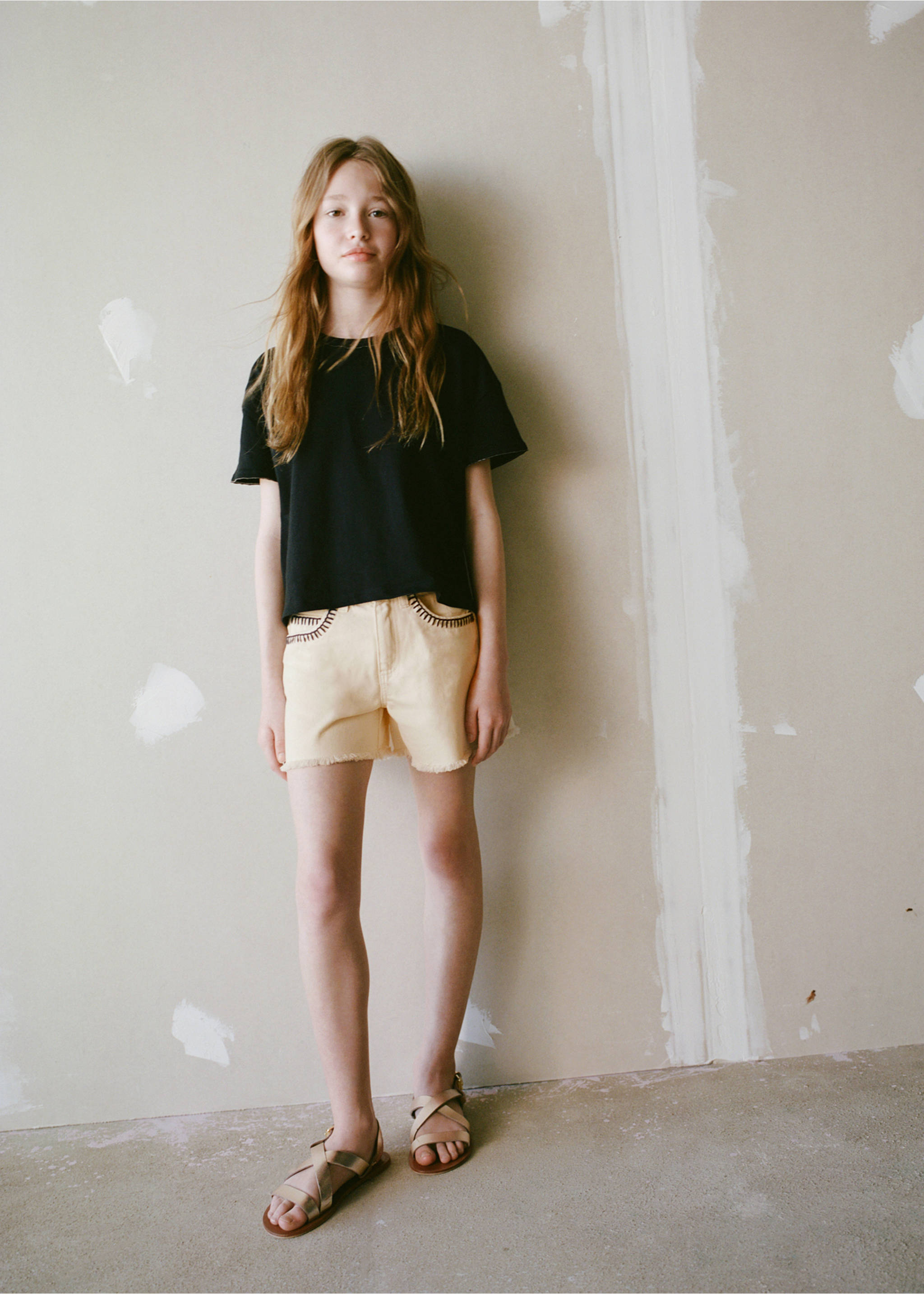 T-Shirt mit Perlenverzierung - Detail des Artikels 2, Schwarz. Ref: 87008283-00.