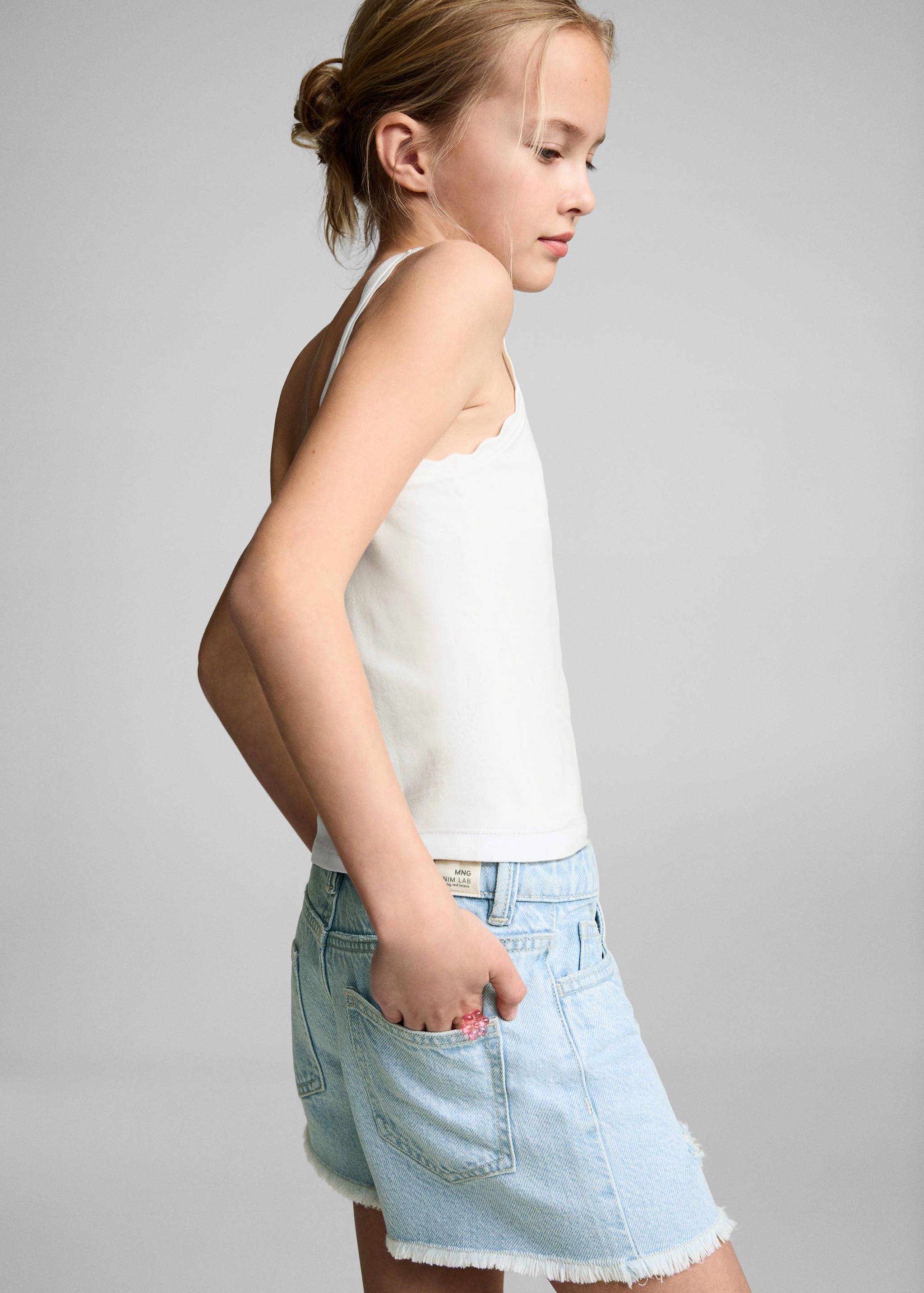 Tank top with embroidered detail - Details of the article 2