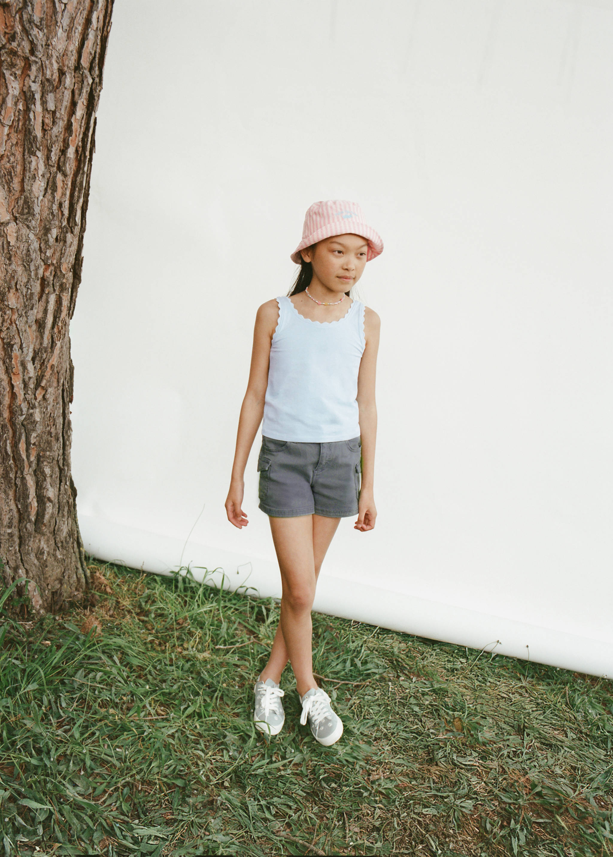 Tank top with embroidered detail - Details of the article 3