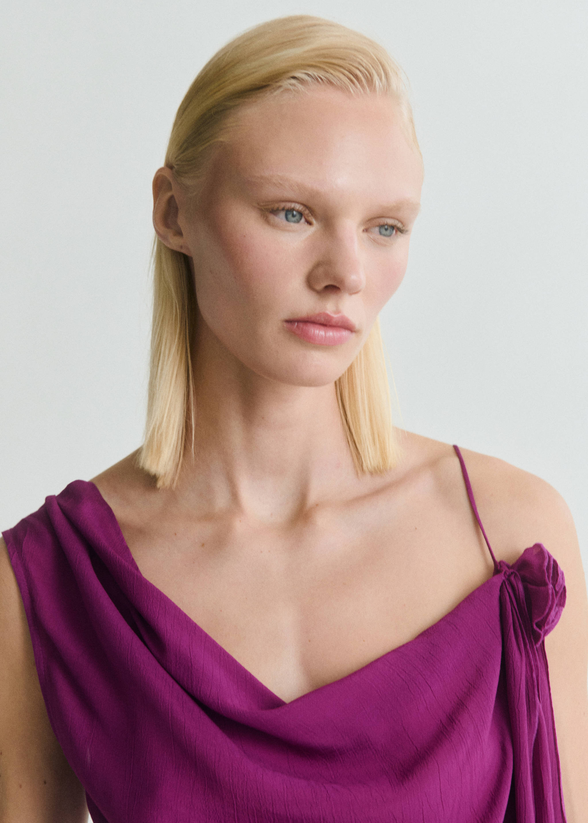 Long top with flower detail - Details of the article 1