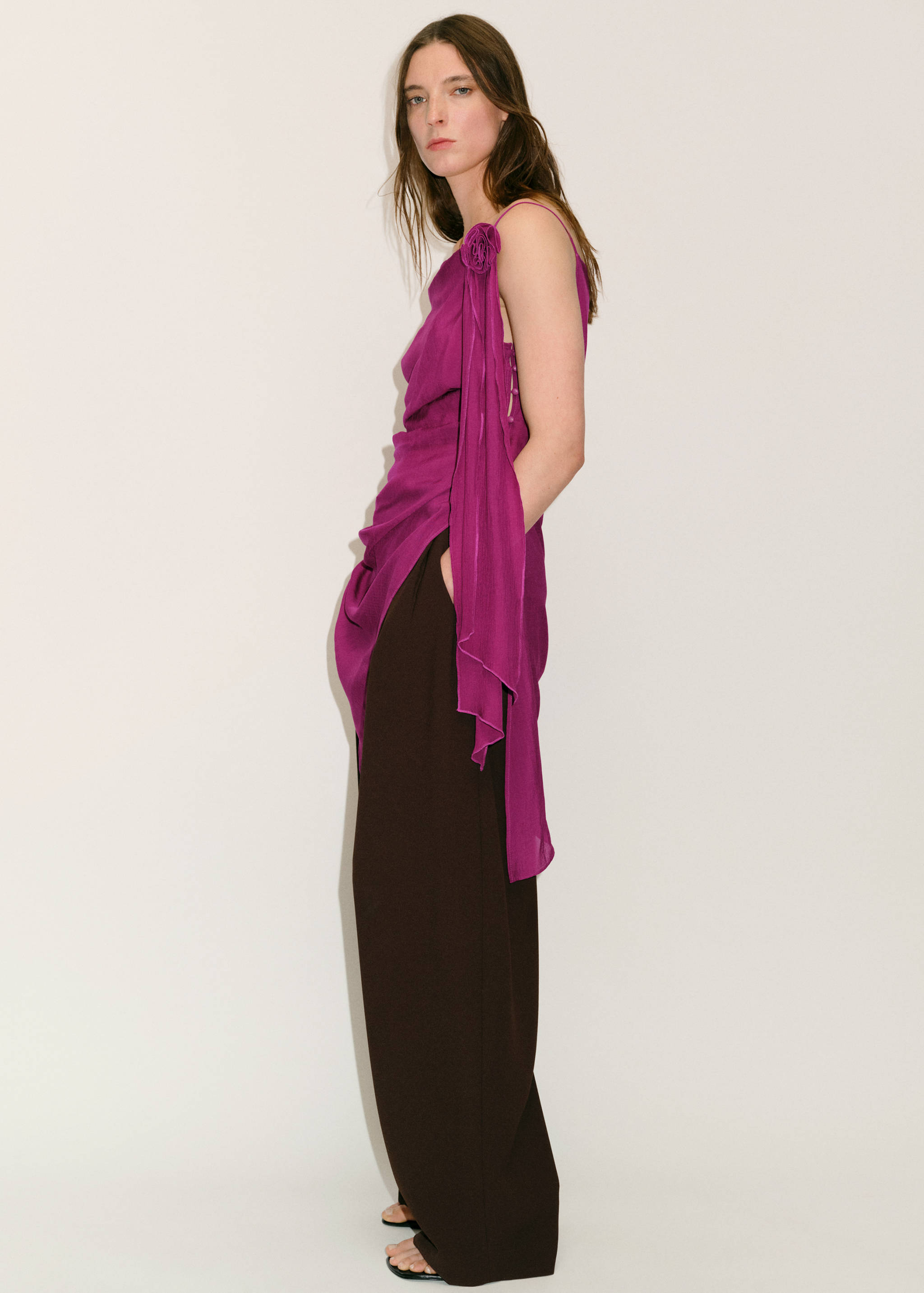 Long top with flower detail - Details of the article 2