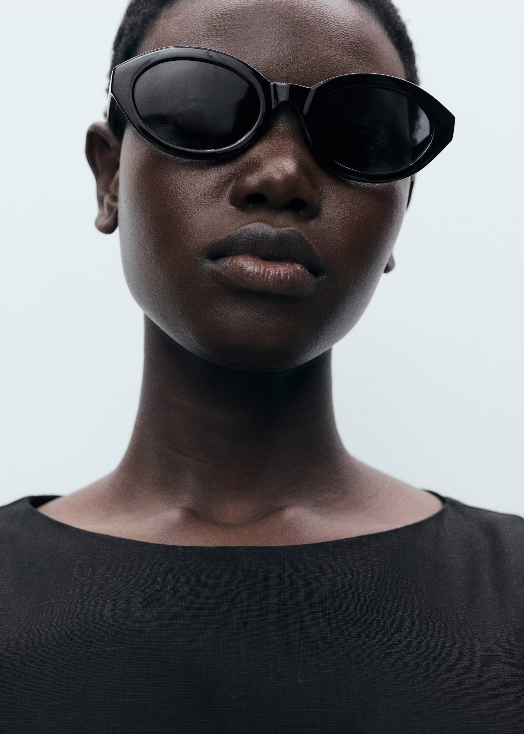 Φόρεμα από μείγμα λινού με πιέτες - Λεπτομέρεια του προϊόντος 1, Μαύρο. Ref: 87009071-00.