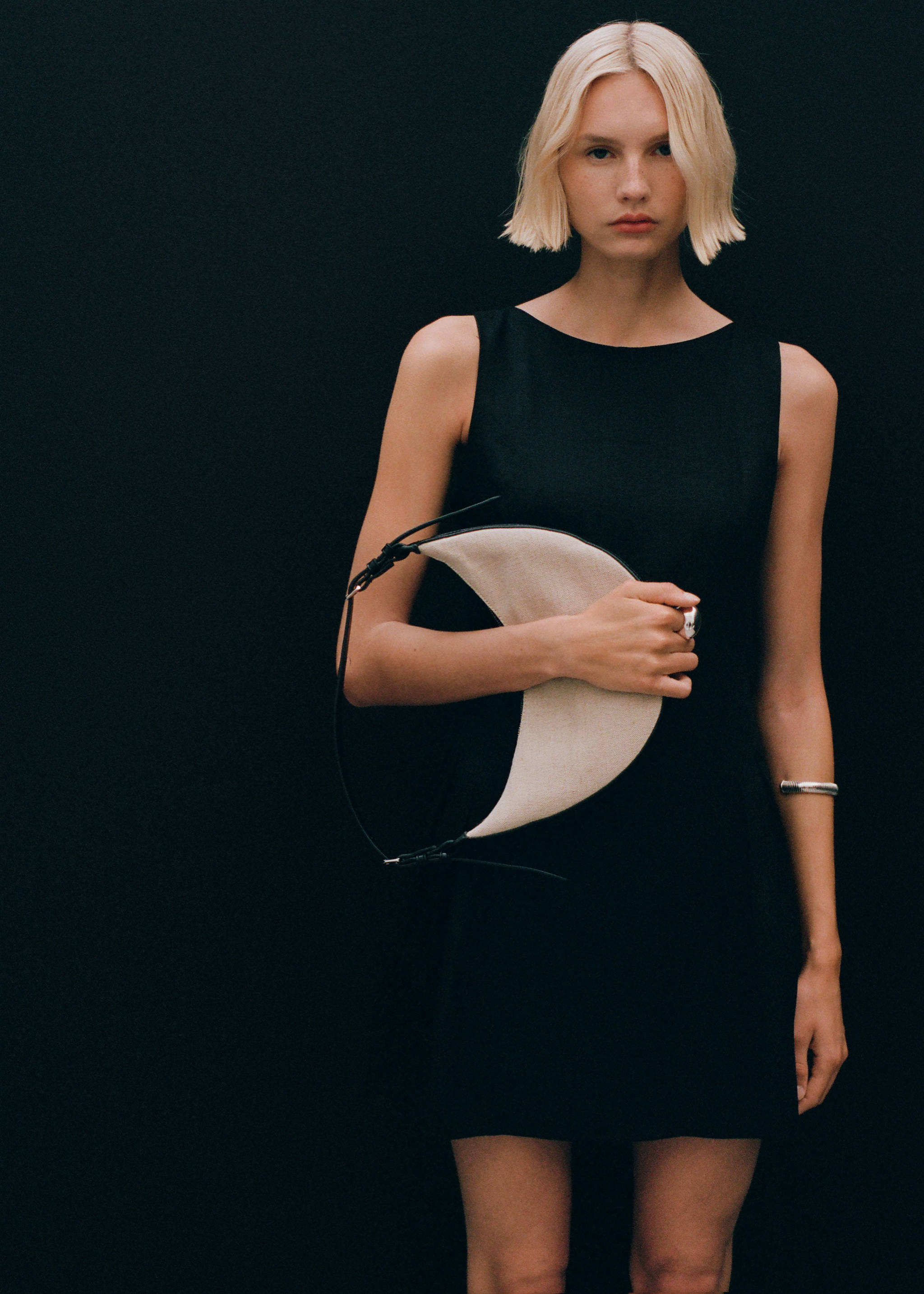 Φόρεμα από μείγμα λινού με πιέτες - Λεπτομέρεια του προϊόντος 6, Μαύρο. Ref: 87009071-00.