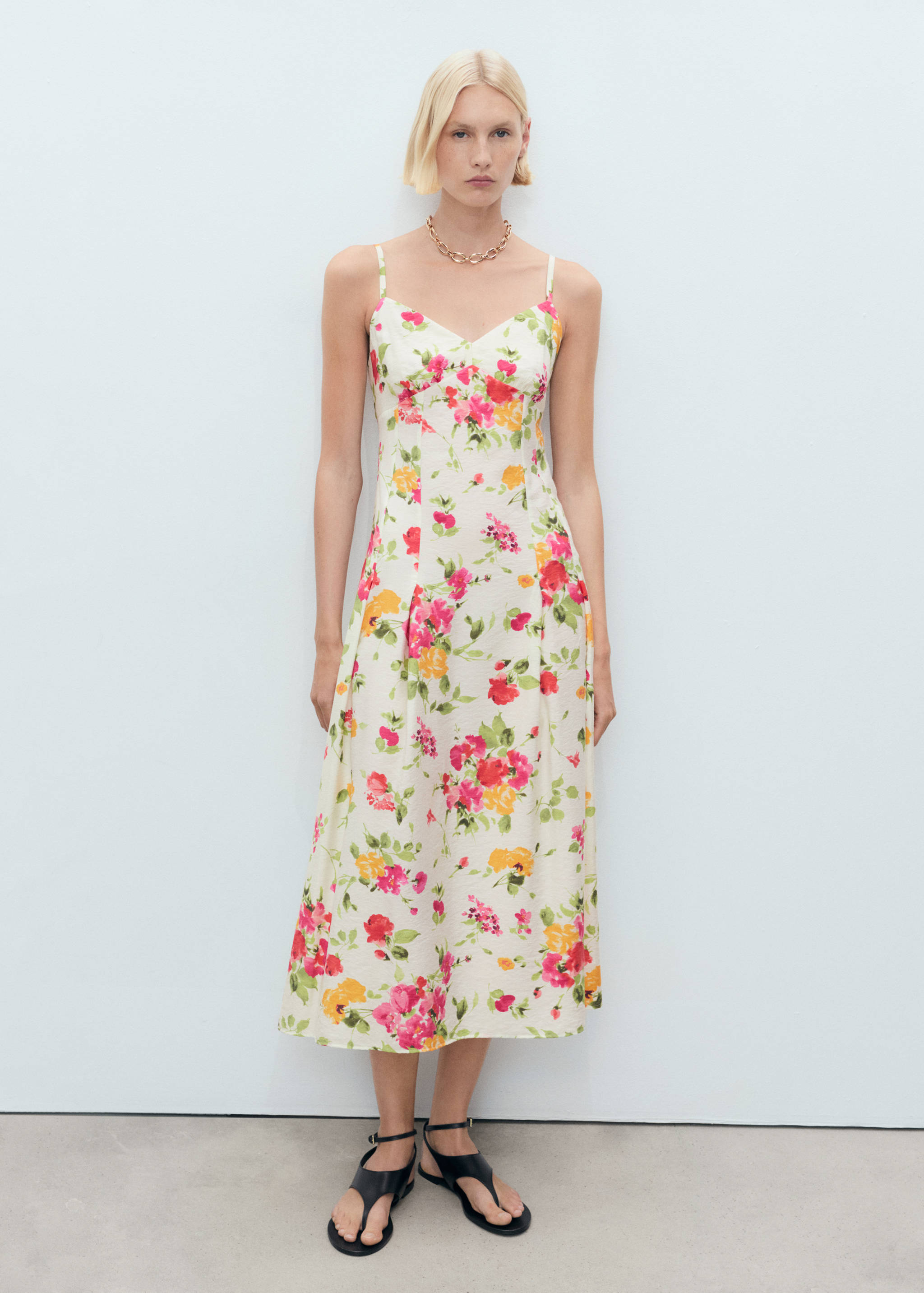 Vestido evasê com estampado às flores - Plano geral
