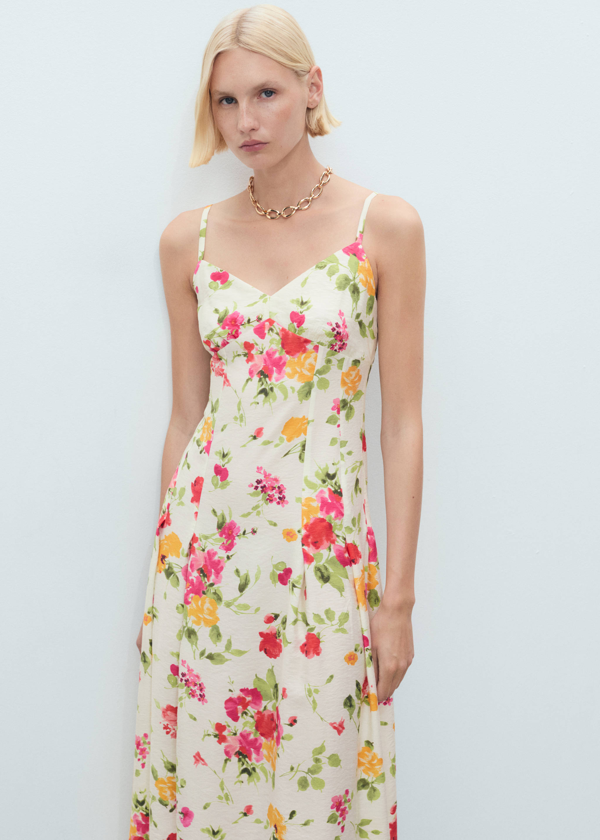 Vestido evasê com estampado às flores - Plano médio